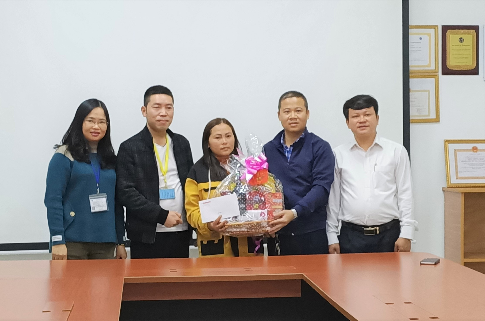 Trao quà "Xuân nhân ái - Tết yêu thương" tới nữ công nhân gặp khó khăn
