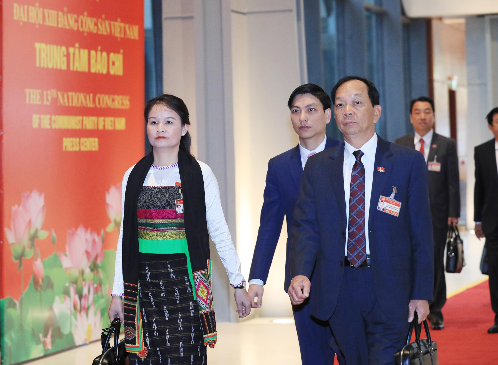 Các nữ đại biểu tham dự Đại hội XIII của Đảng - Ảnh 1.