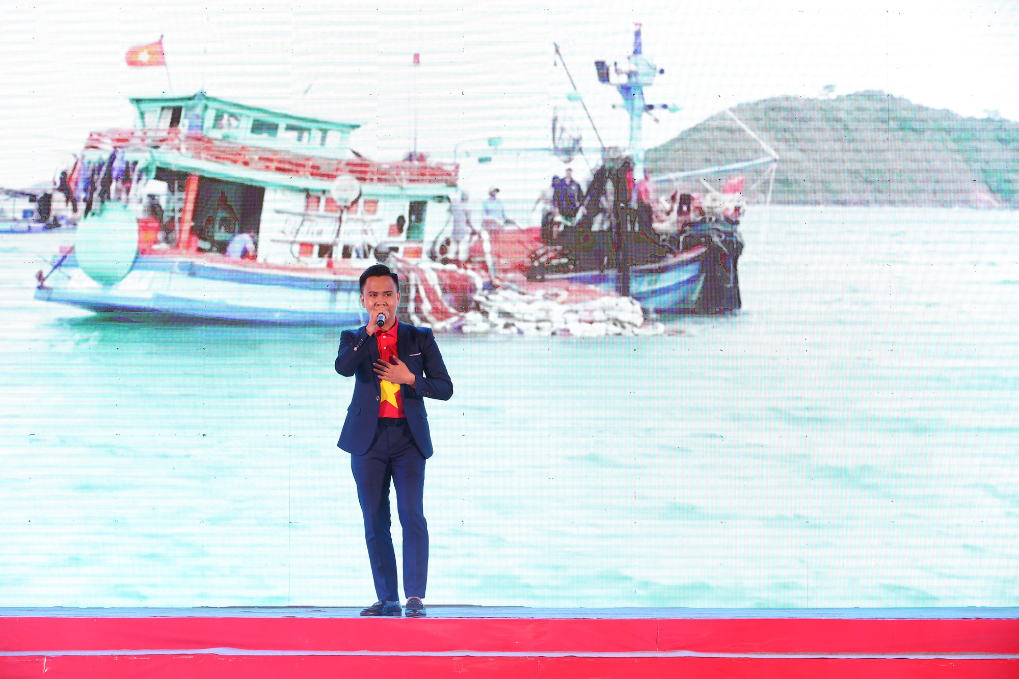 GALA MV Xuan yeu thu ong- tie t muc Ngon co giuong cao truoc bien