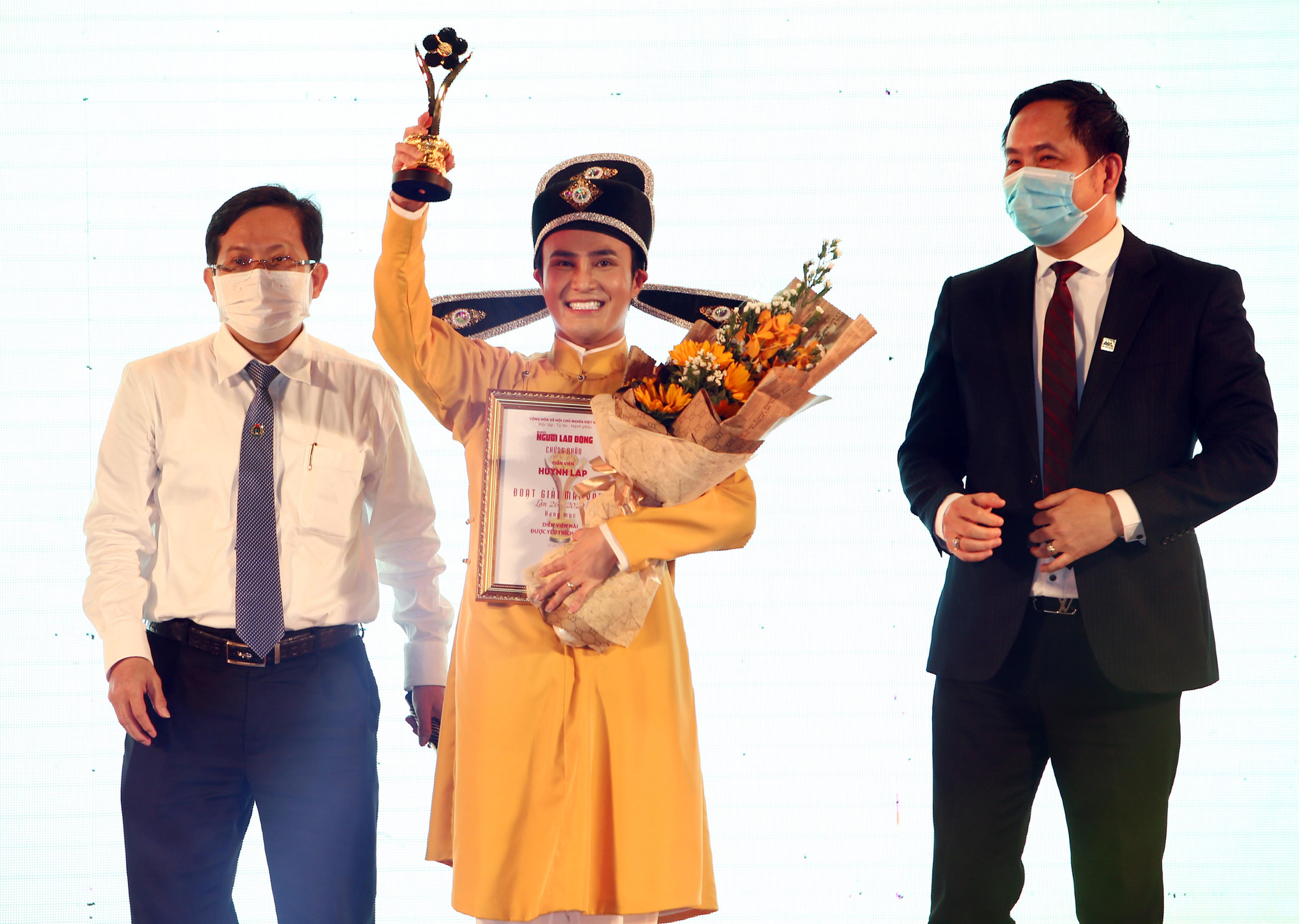GALA MV Xuan yeu thuon g-Huynh Lap nhan giai Mai Vang
