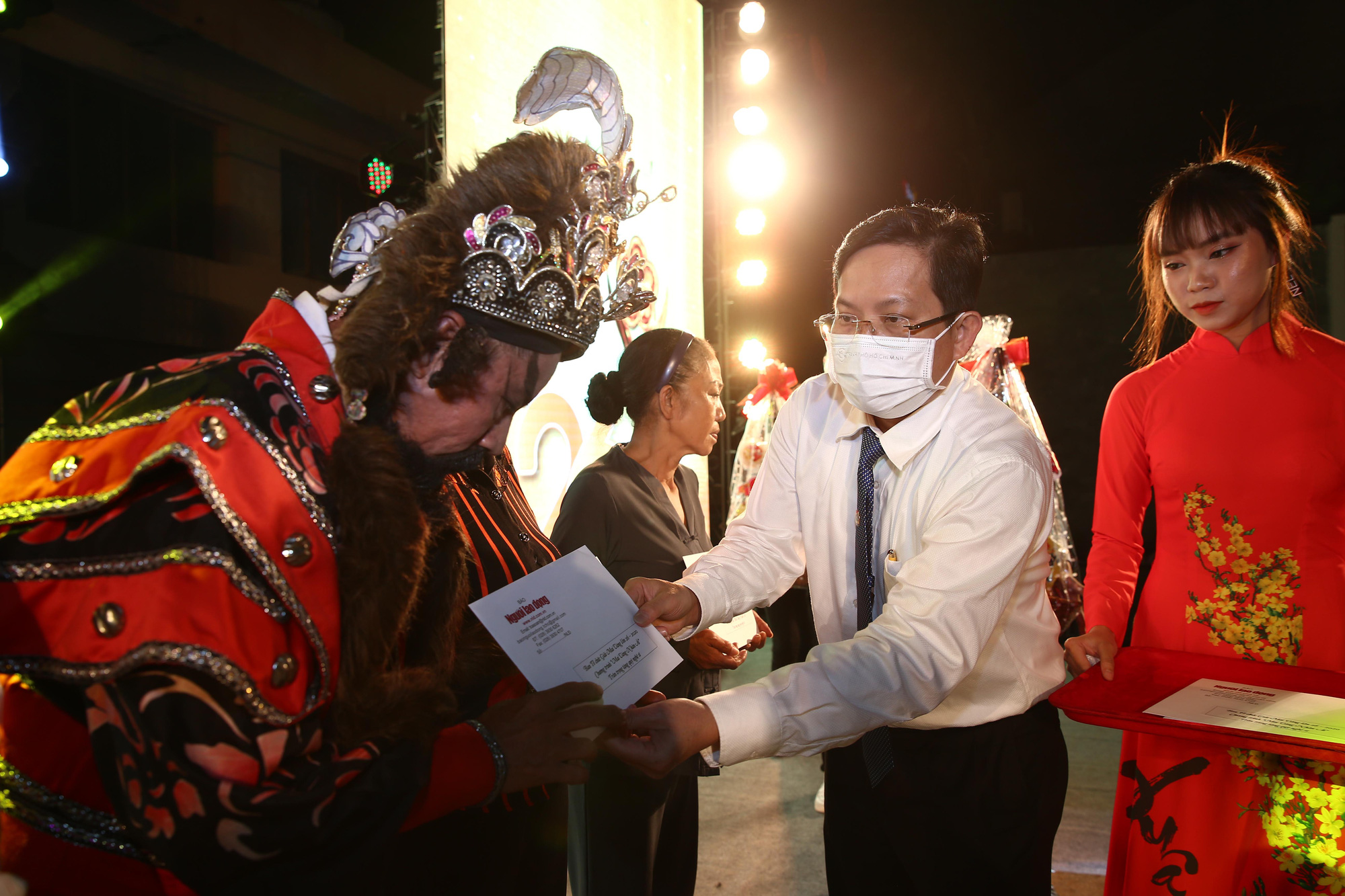 GALA MV Xuan yeu thuong-TB T tr ao qua cho cac NS lon tuoi