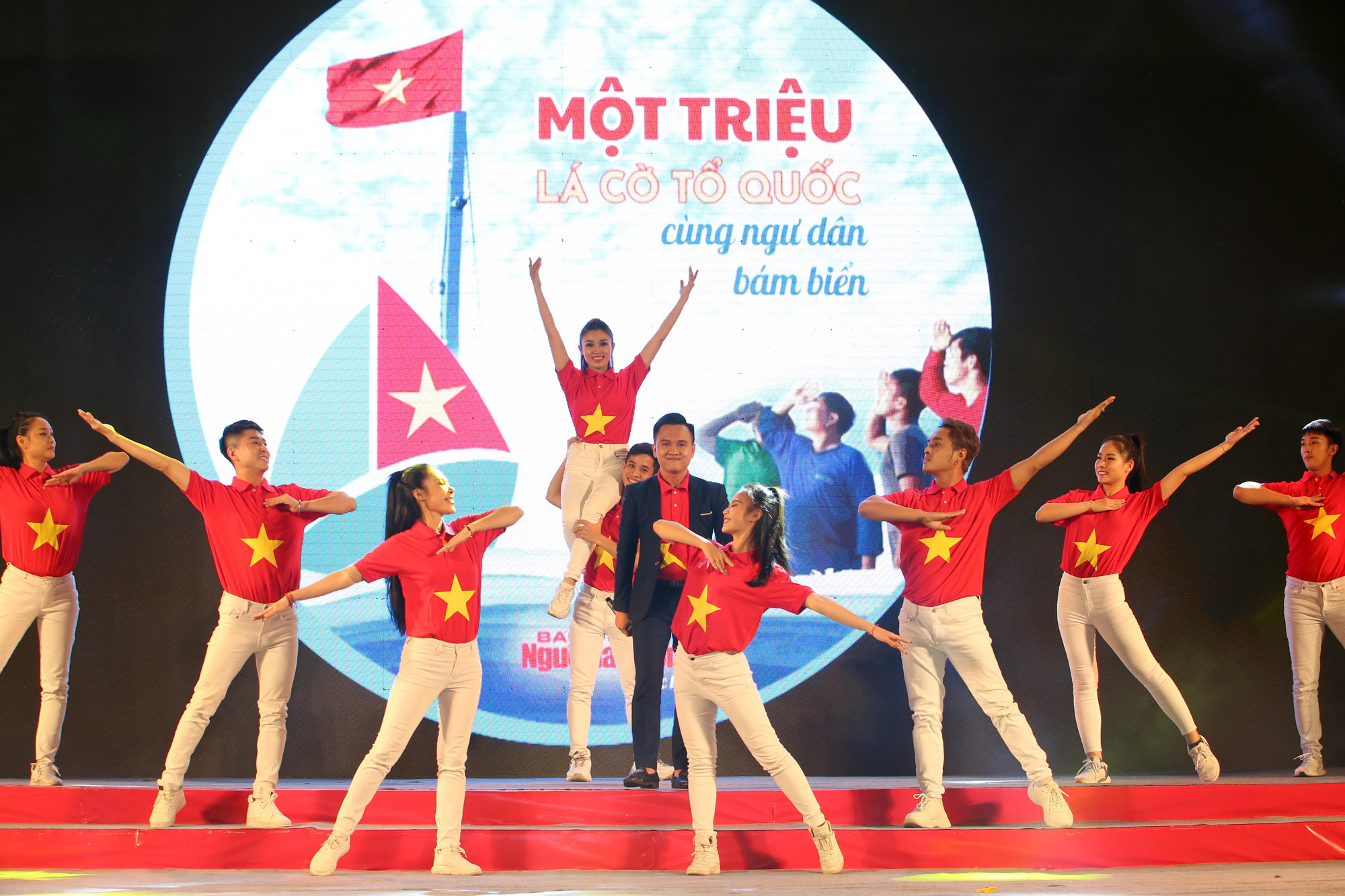 GALA MV Xuan yeu thuong- tie t muc Ngon co giuong cao truoc bien