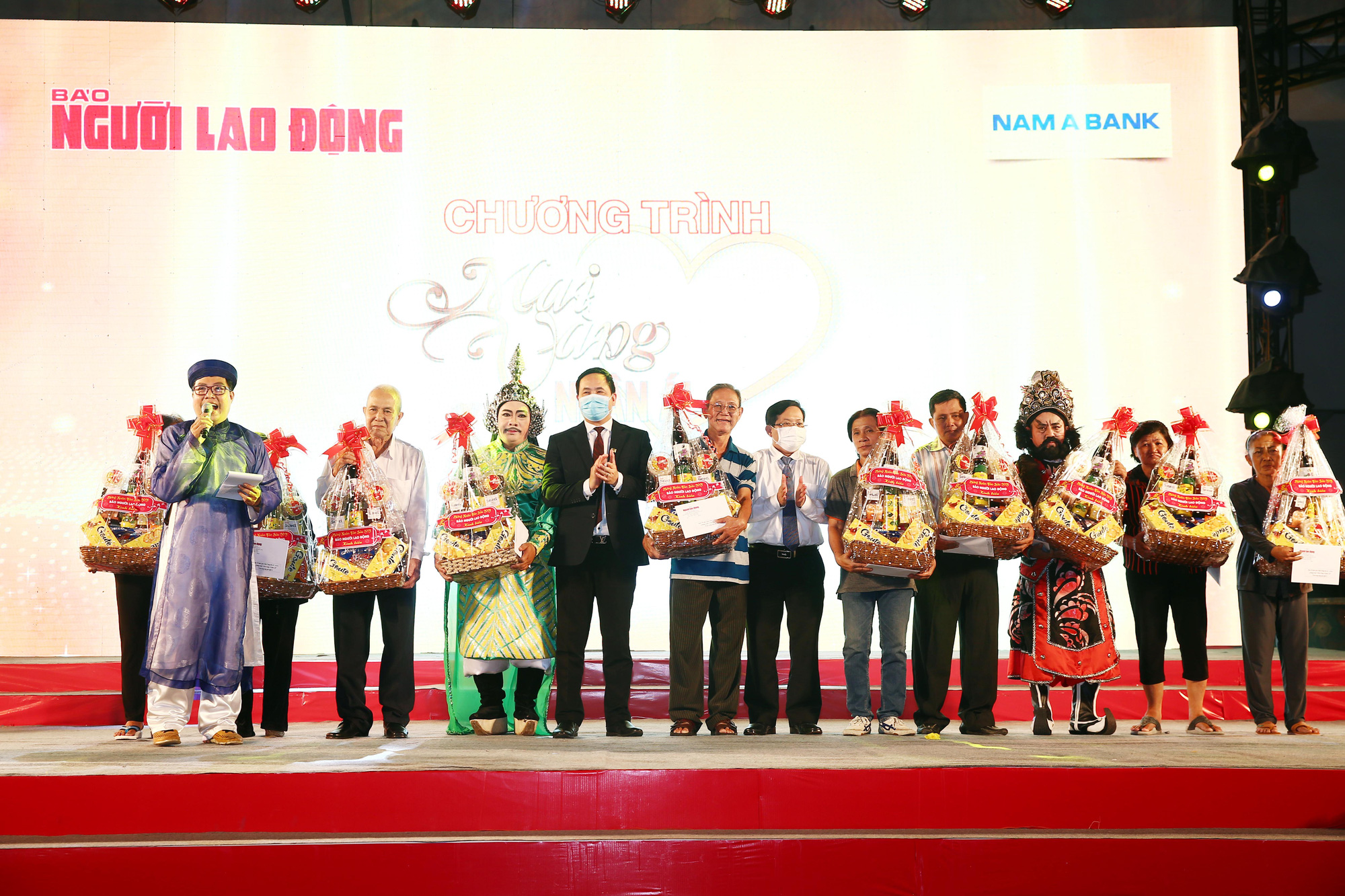 GALA MV Xuan yeu thuong-trao qua cho cac NS lon tuoi