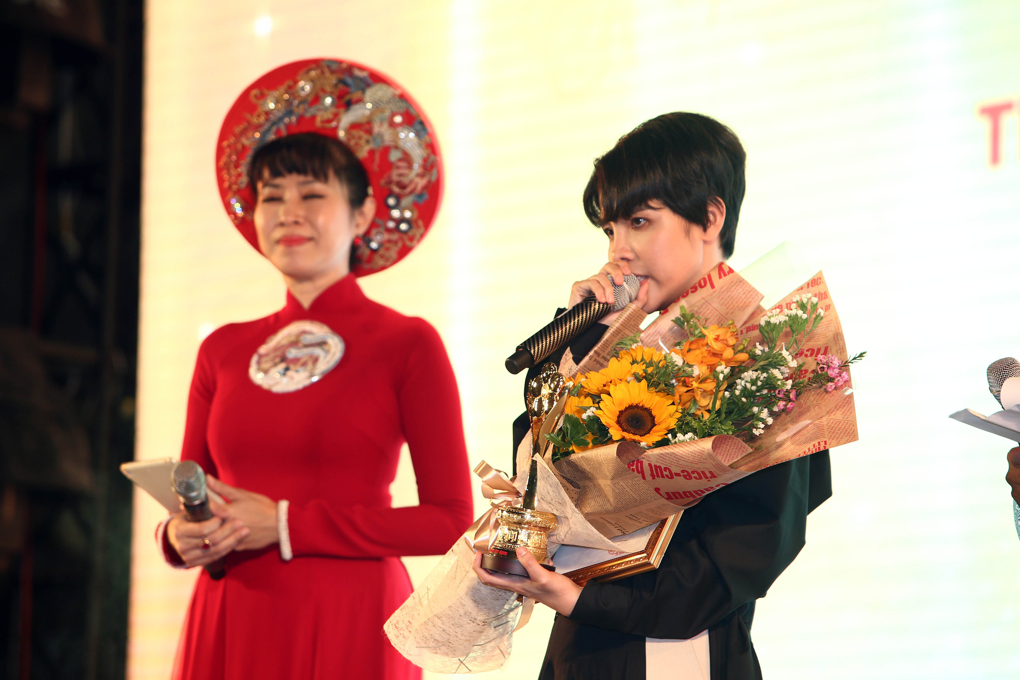 GALA MV Xuan yeu thuong-Vu Cat Tuong xuc dong khi nhan giai MV