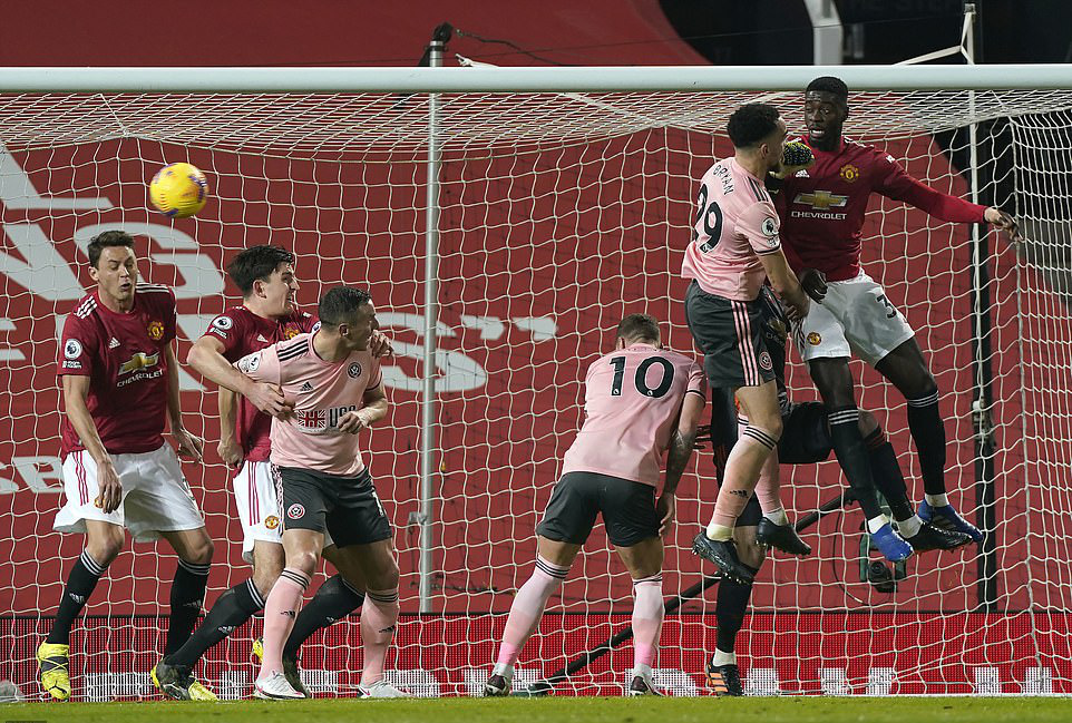Thua sốc đội chót bảng, Man United mất trắng ngôi đầu Ngoại hạng - Ảnh 1.