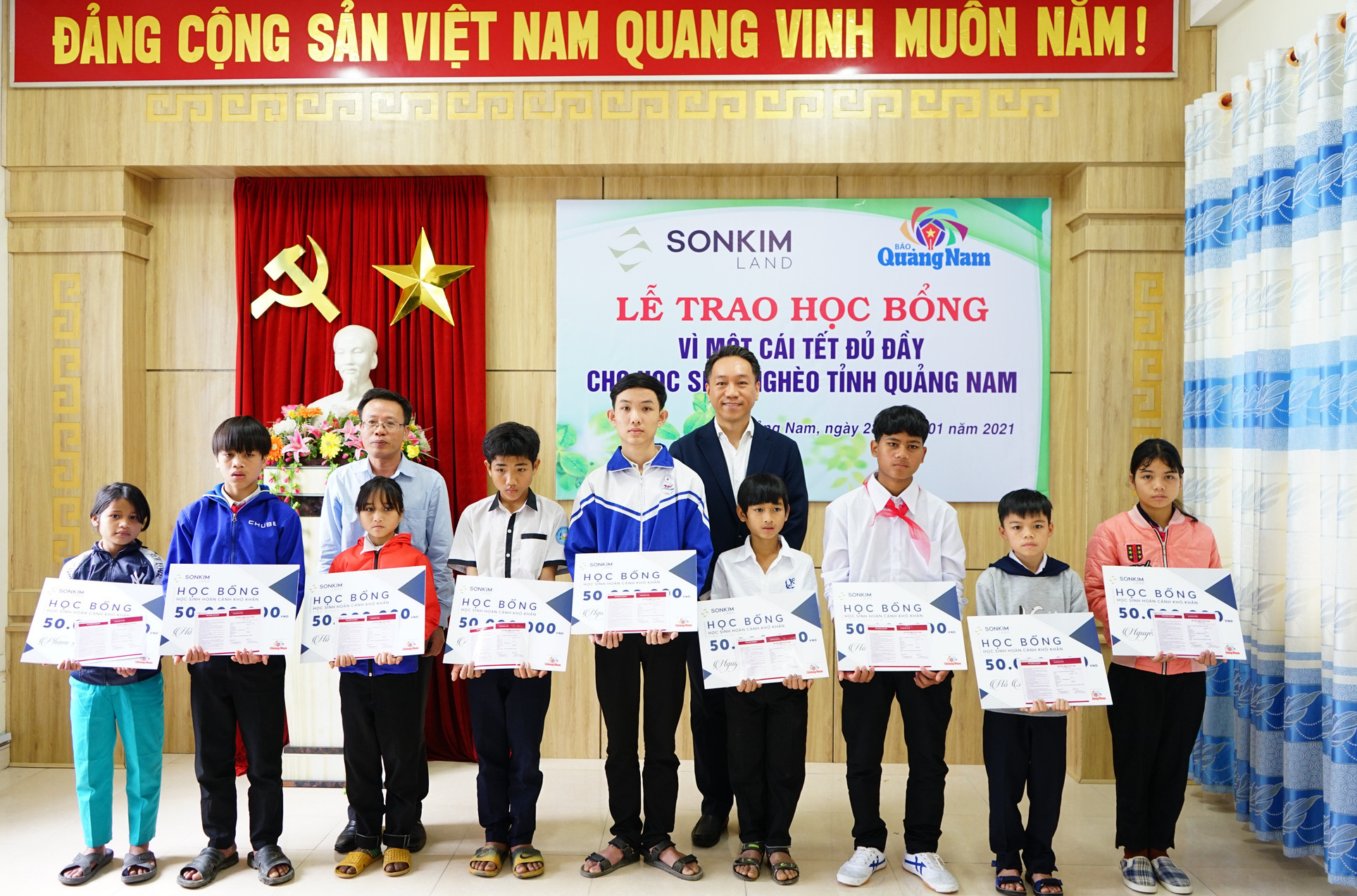Học sinh nghèo Quảng Nam nhận học bổng 1 tỉ đồng - Ảnh 1.