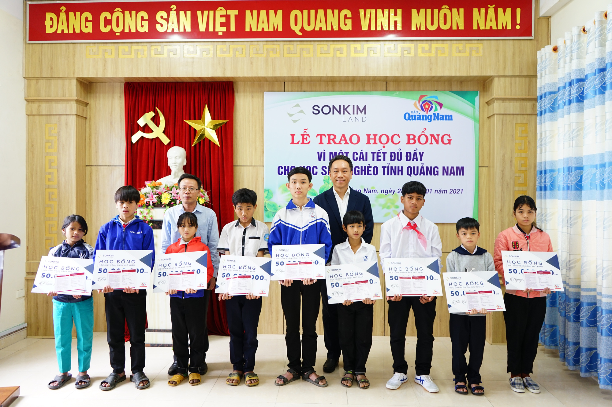 Học sinh nghèo Quảng Nam nhận học bổng 1 tỉ đồng