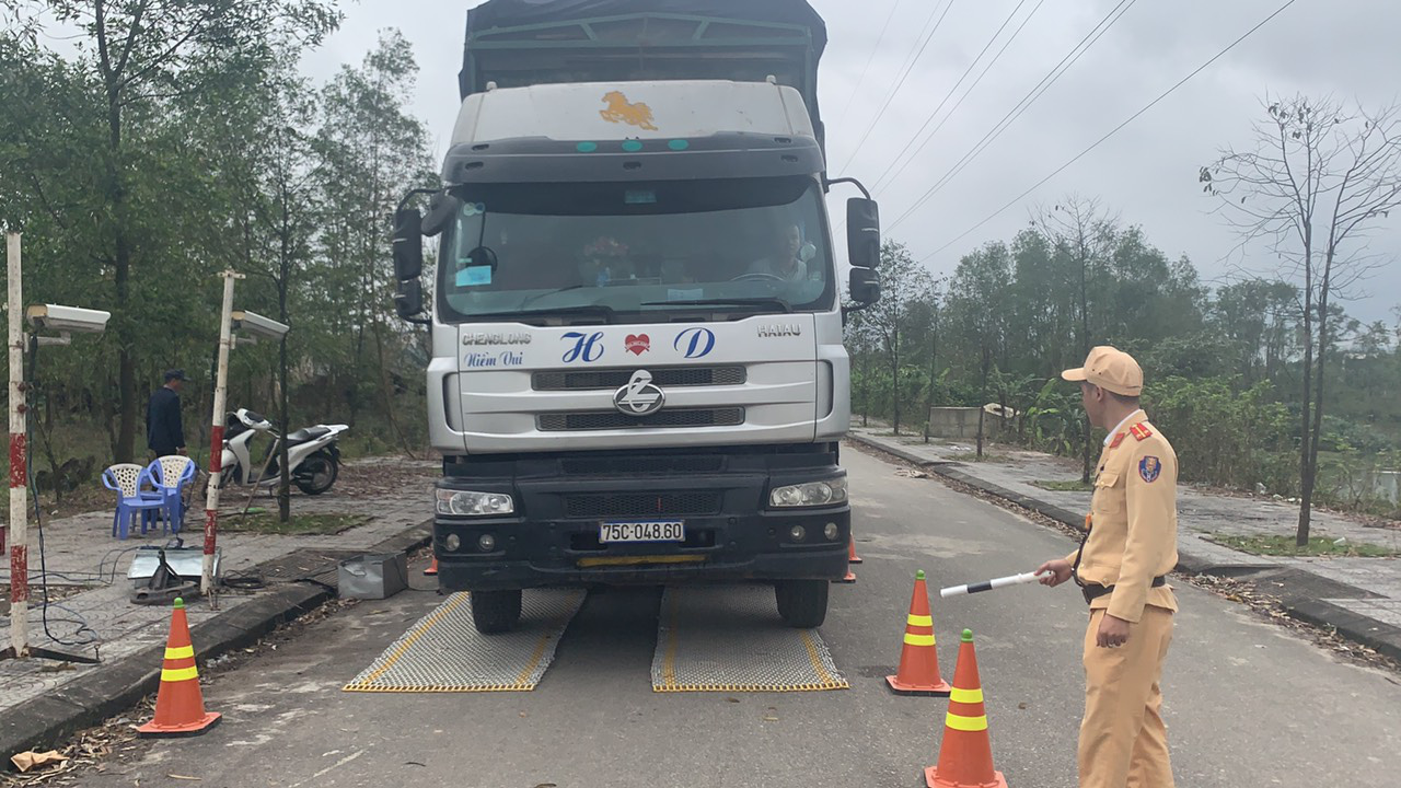 Cận Tết, hàng loạt xe chở quá tải bị phạt nặng