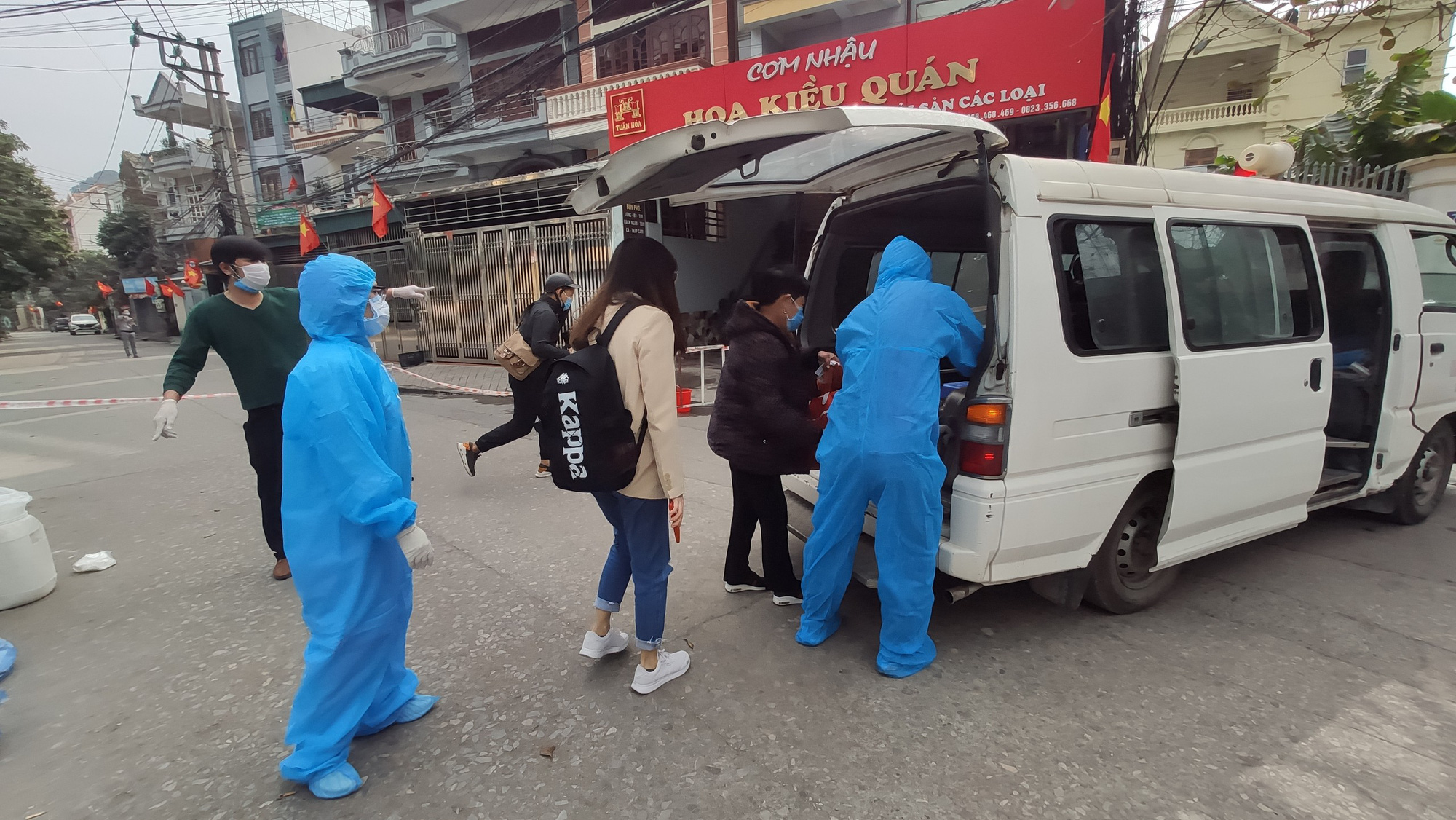 Xe chuyên dụng đưa các trường hợp F1 của bệnh nhân 1553 ở Quảng Ninh đi cách ly