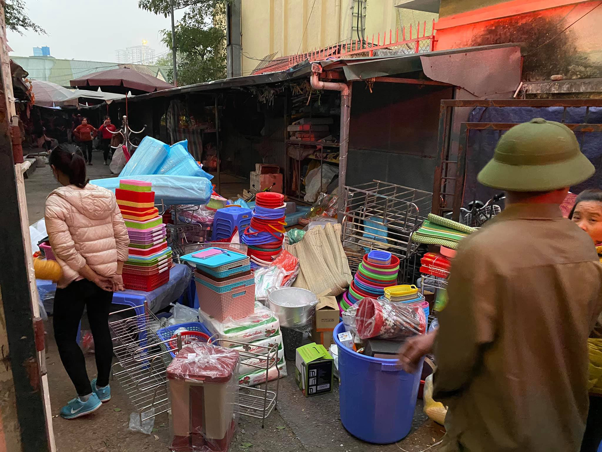 Cháy lớn gần chợ, nhiều tiểu thương tháo chạy - Ảnh 8.