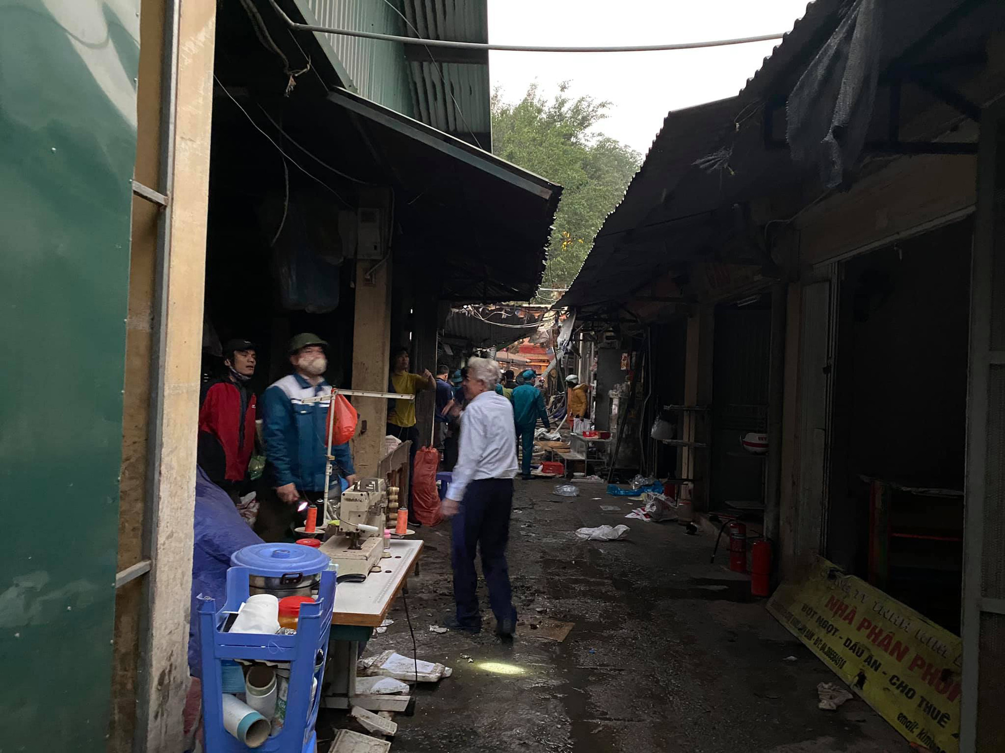 Cháy lớn gần chợ, nhiều tiểu thương tháo chạy - Ảnh 7.