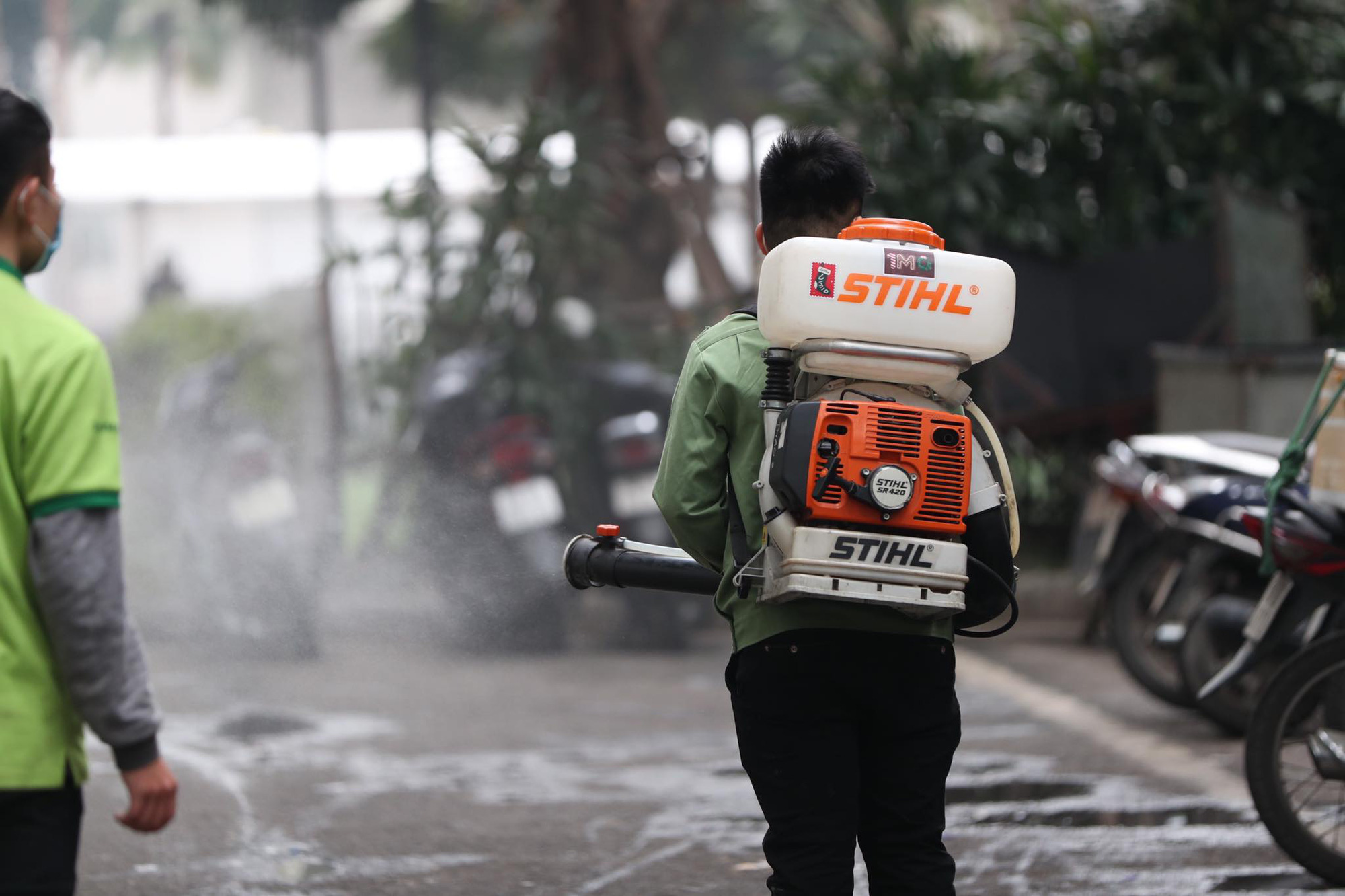 Cận cảnh phong tỏa, tiếp tế lương thực tại chung cư cao cấp Times City - Ảnh 5.