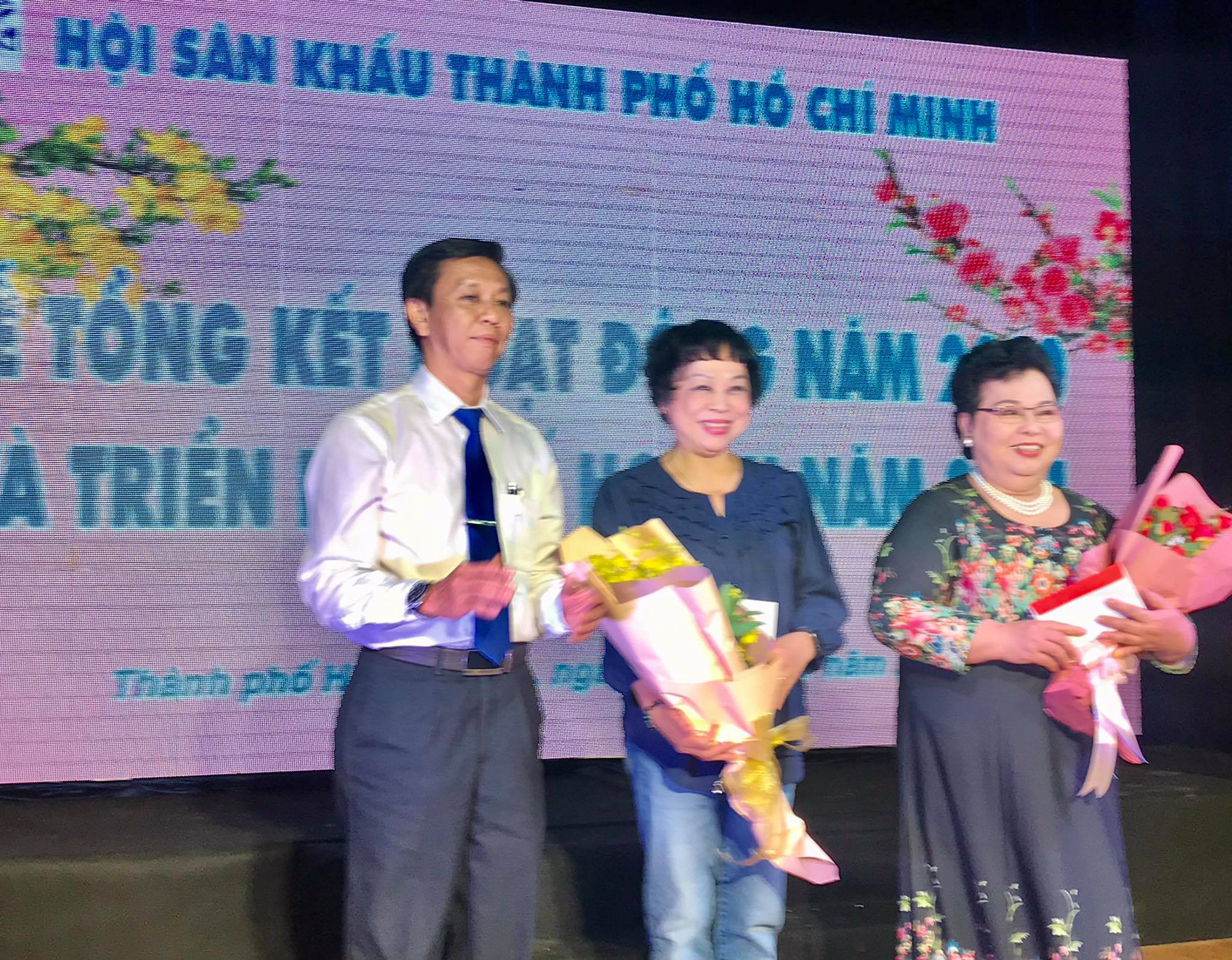 &Aacute;i Như, Mỹ Hằng, V&otilde; Th&agrave;nh Ph&ecirc;, Ngọc Trinh đ&oacute;n Tết sớm với giải thưởng s&acirc;n khấu - Ảnh 2.