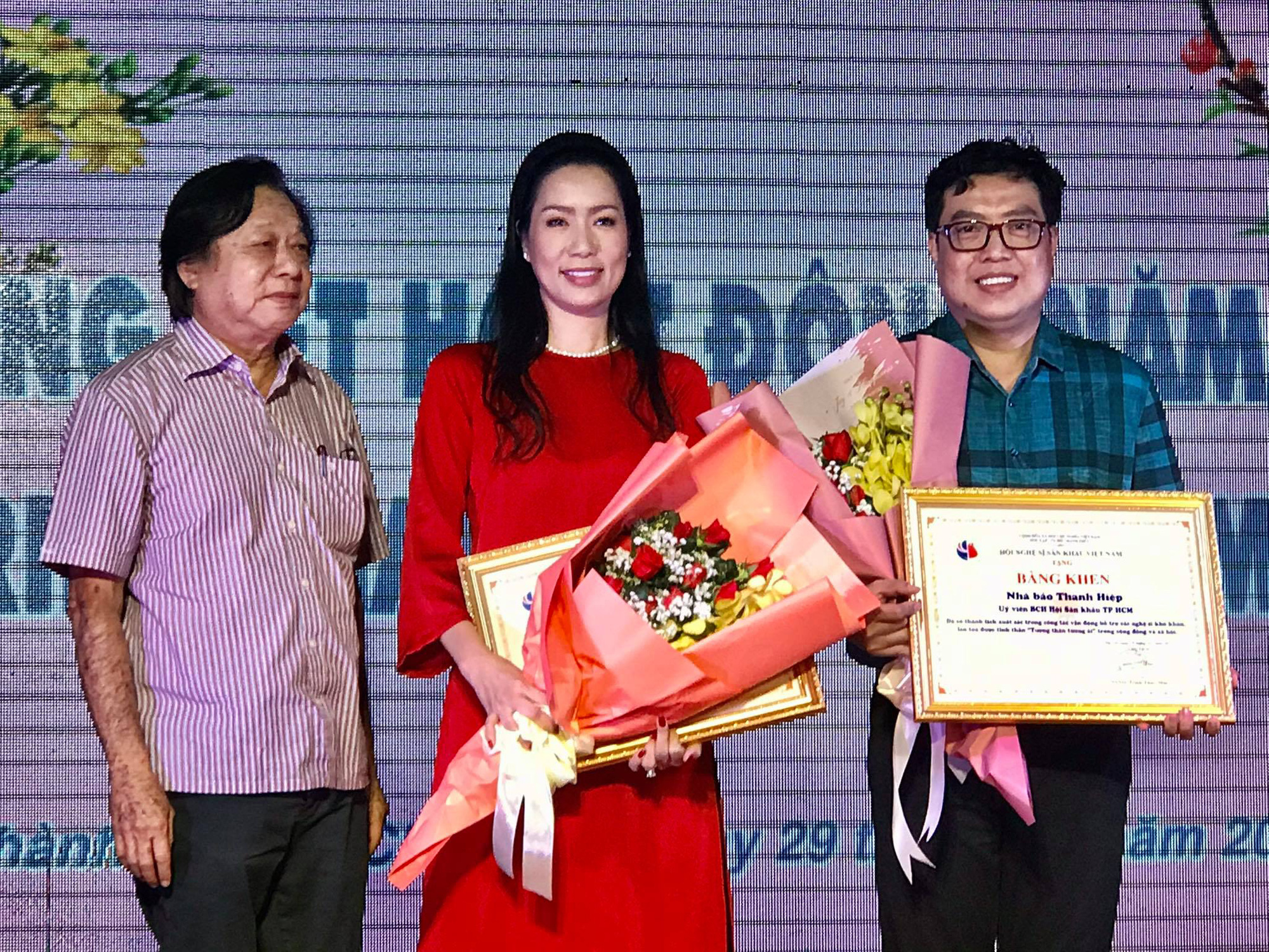 &Aacute;i Như, Mỹ Hằng, V&otilde; Th&agrave;nh Ph&ecirc;, Ngọc Trinh đ&oacute;n Tết sớm với giải thưởng s&acirc;n khấu - Ảnh 5.