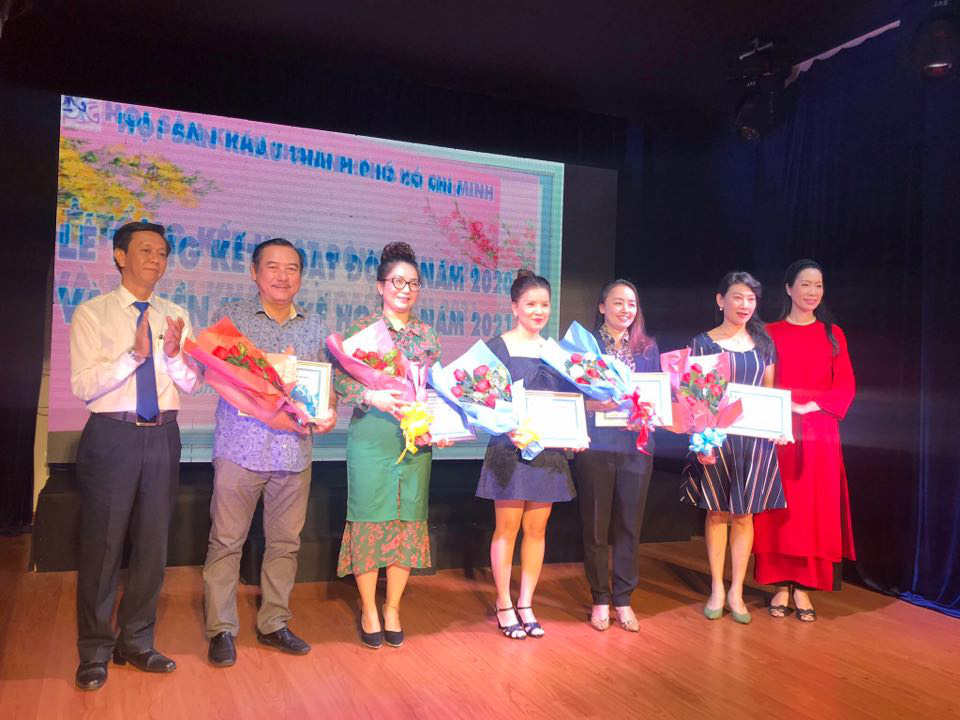 &Aacute;i Như, Mỹ Hằng, V&otilde; Th&agrave;nh Ph&ecirc;, Ngọc Trinh đ&oacute;n Tết sớm với giải thưởng s&acirc;n khấu - Ảnh 6.
