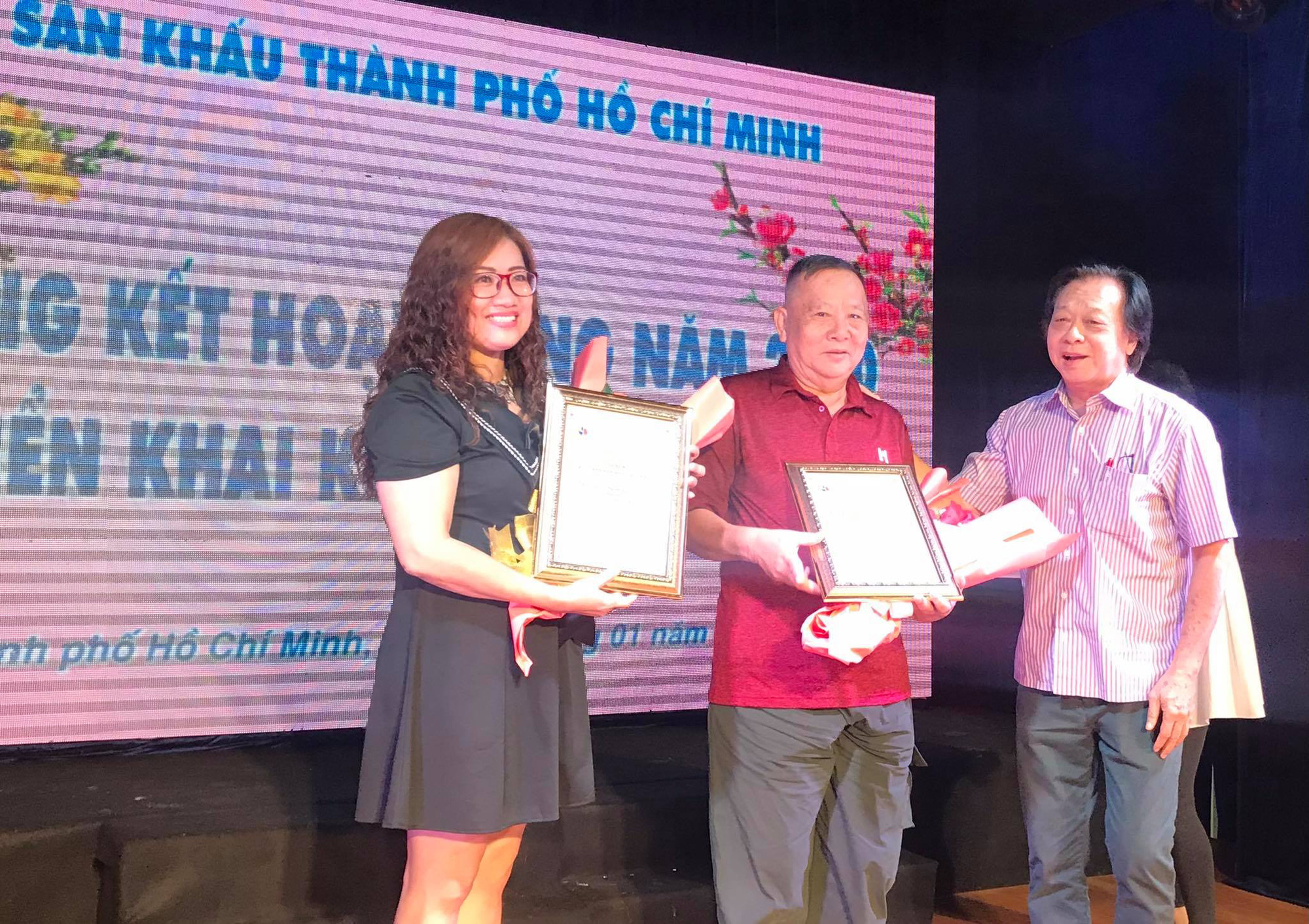 &Aacute;i Như, Mỹ Hằng, V&otilde; Th&agrave;nh Ph&ecirc;, Ngọc Trinh đ&oacute;n Tết sớm với giải thưởng s&acirc;n khấu - Ảnh 3.