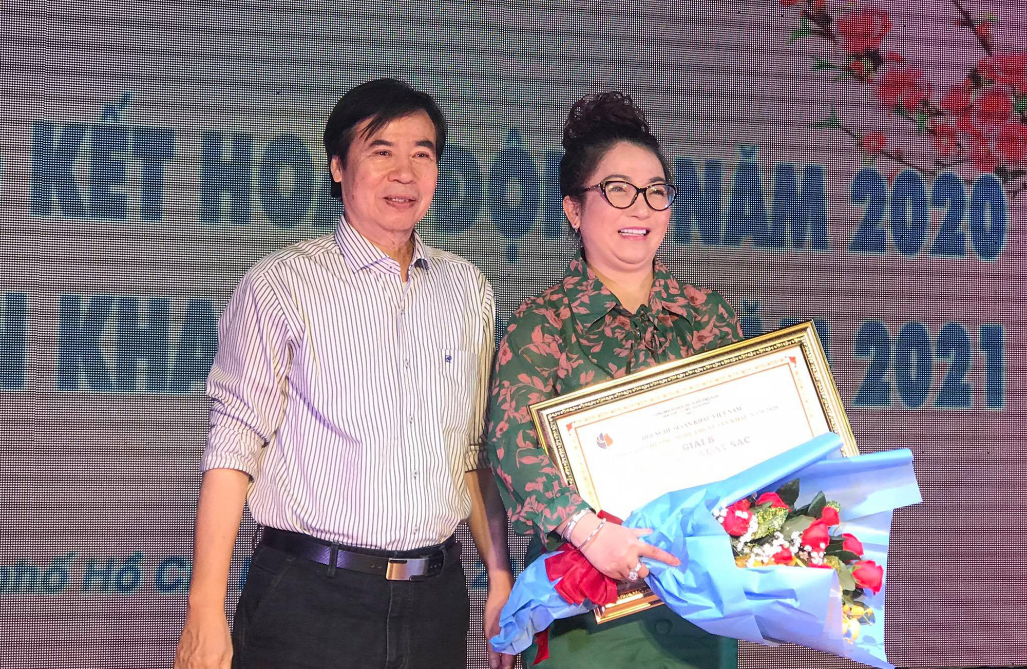 &Aacute;i Như, Mỹ Hằng, V&otilde; Th&agrave;nh Ph&ecirc;, Ngọc Trinh đ&oacute;n Tết sớm với giải thưởng s&acirc;n khấu - Ảnh 4.