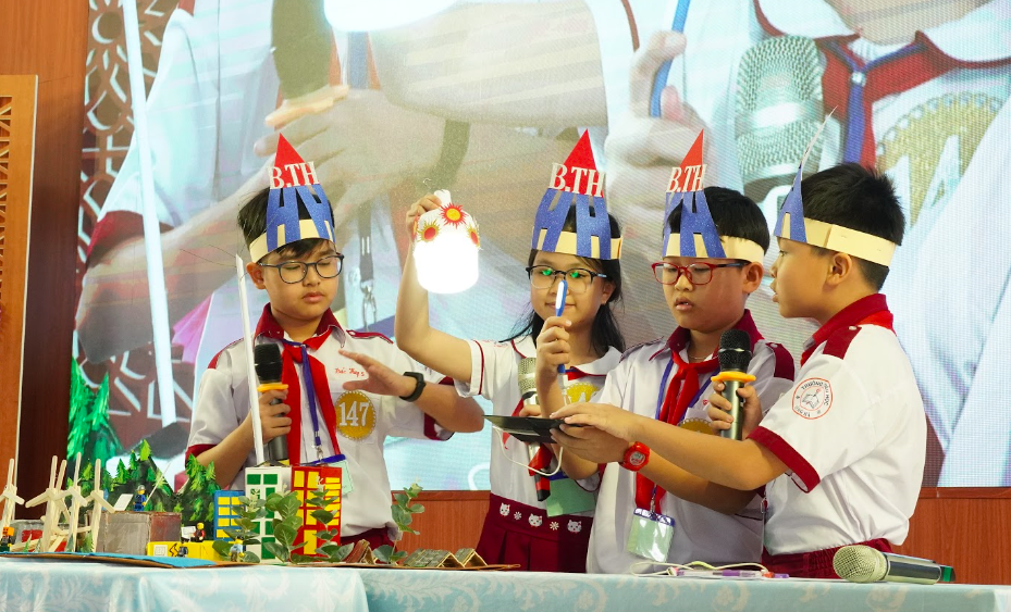 Hơn 200 học sinh tiểu học thi thuyết trình bằng tiếng Anh về khoa học