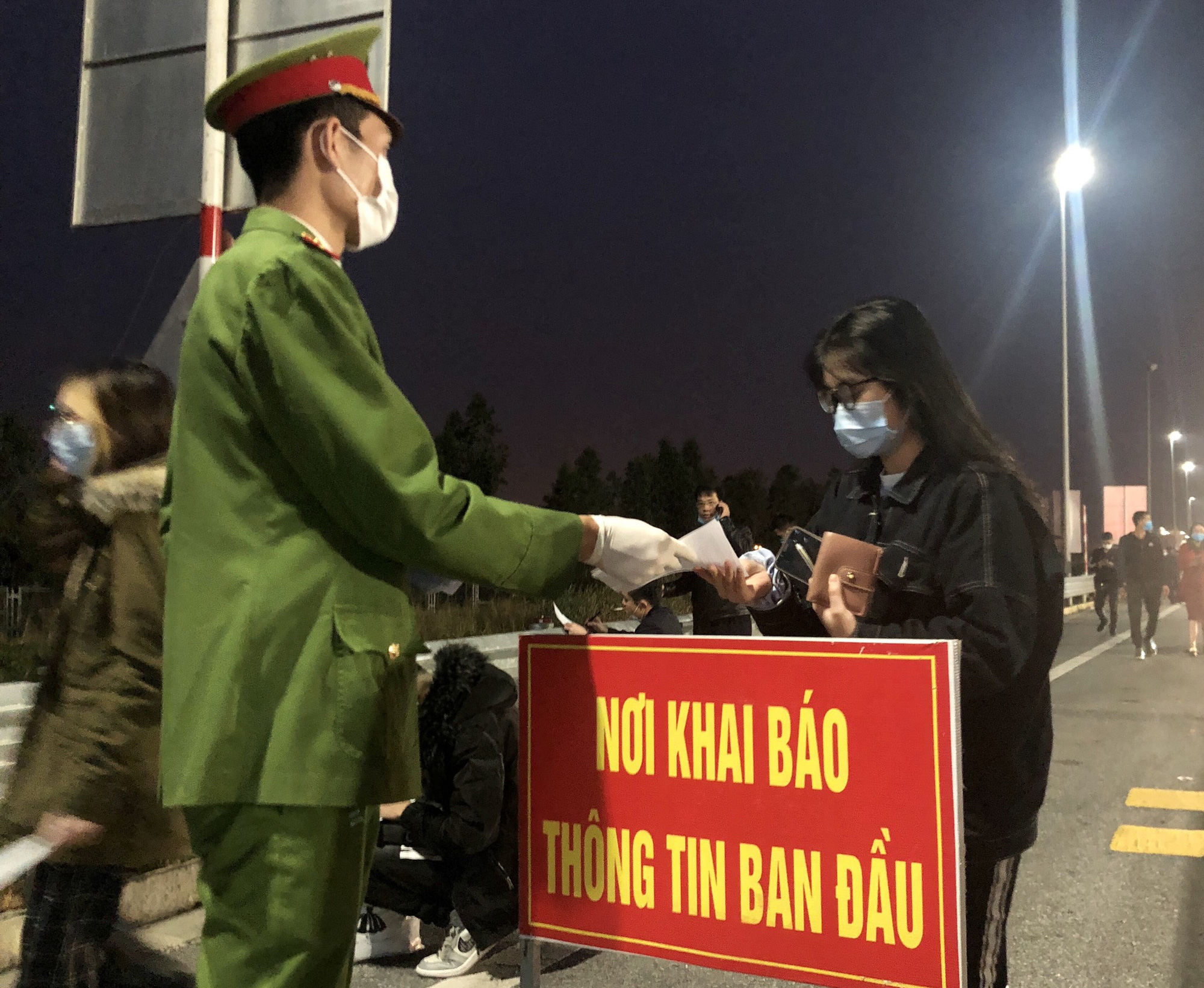 CLIP: Xếp hàng khai báo y tế “nhập cảnh” vào nơi dịch Covid-19 diễn biến phức tạp - Ảnh 13.