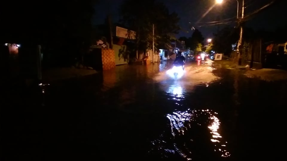 Trời không mưa, một khu dân cư ở Thủ Đức vẫn ngập nước cả ngày
