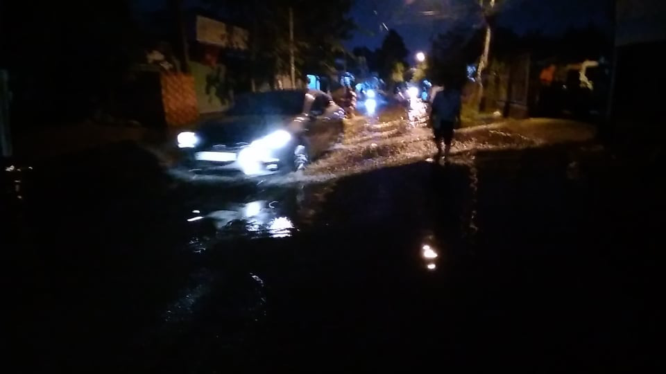 Trời kh&ocirc;ng mưa, một khu d&acirc;n cư ở Thủ Đức vẫn ngập nước cả ng&agrave;y - Ảnh 2.