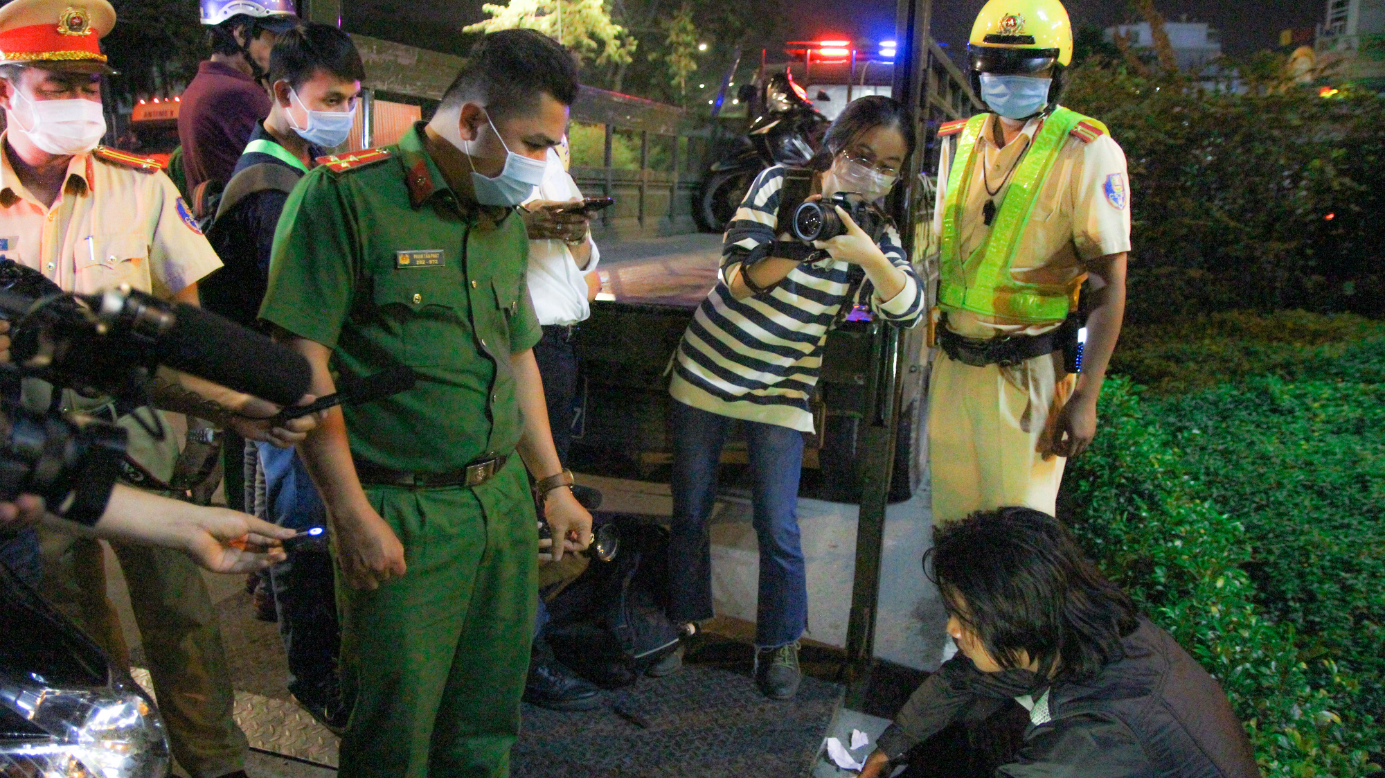 Buồn chuyện tình cảm, người đàn ông lao xe máy vào CSGT… tìm cái chết
