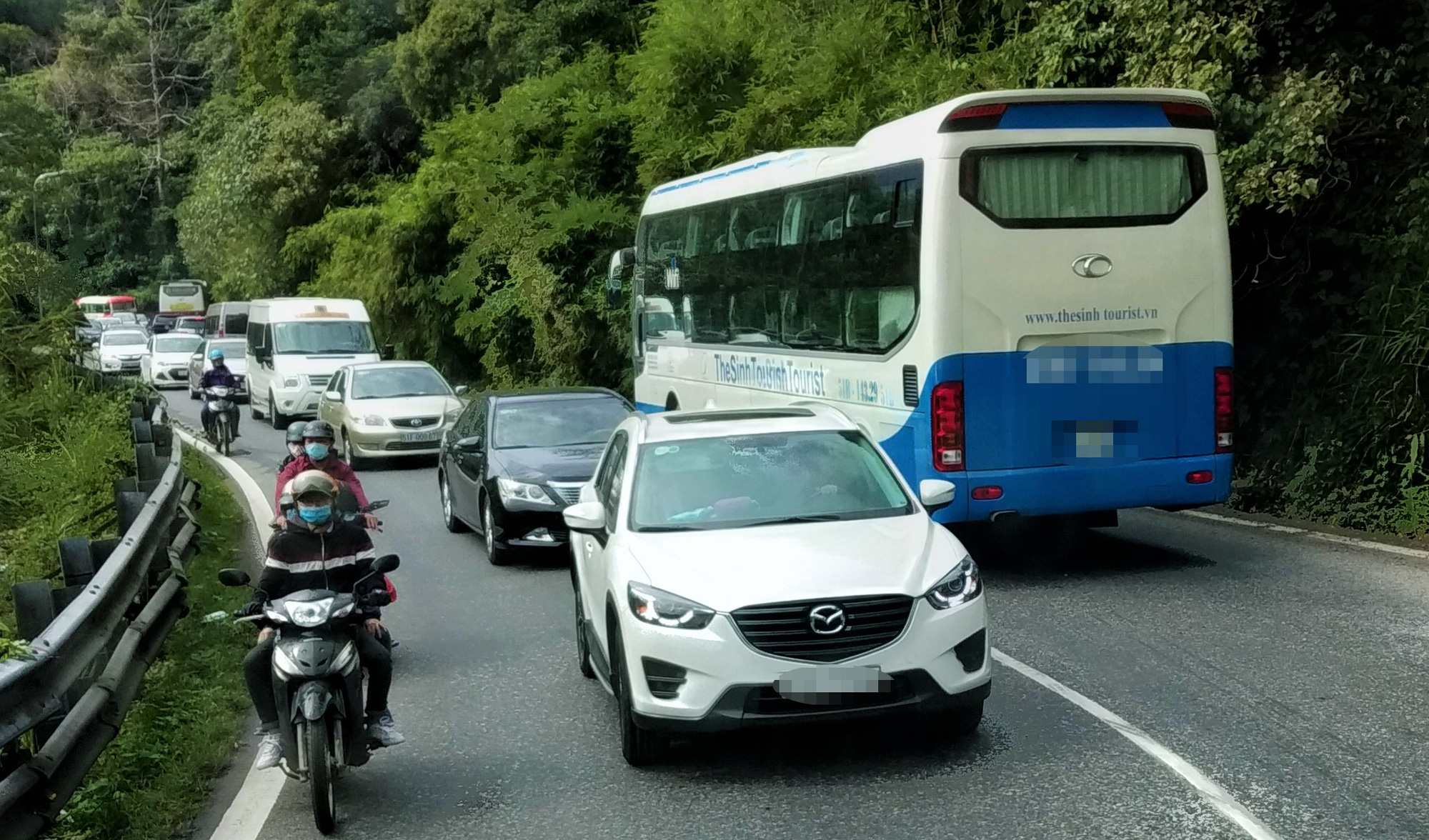 Du kh&aacute;ch nghỉ Tết Dương lịch từ Đ&agrave; Lạt đổ về, kẹt xe kinh ho&agrave;ng ở đ&egrave;o Bảo Lộc - Ảnh 3.