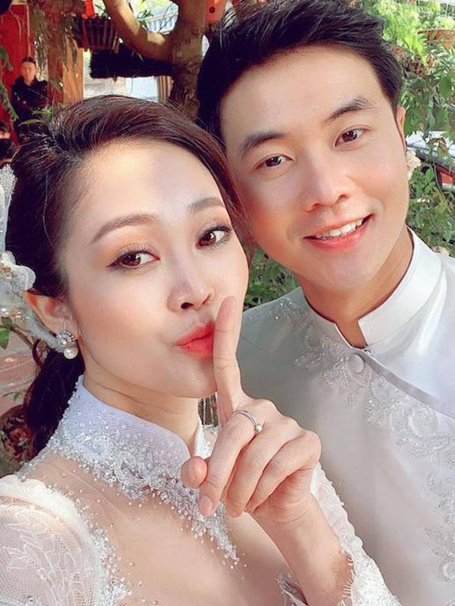 MC nổi tiếng của VTV Thuỳ Linh hạnh ph&uacute;c rạng ngời b&ecirc;n chồng sắp cưới k&eacute;m 5 tuổi - Ảnh 1.