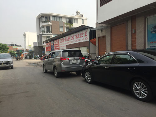 Gi&aacute; thu&ecirc; xe tự l&aacute;i tăng ch&oacute;ng mặt - Ảnh 2.