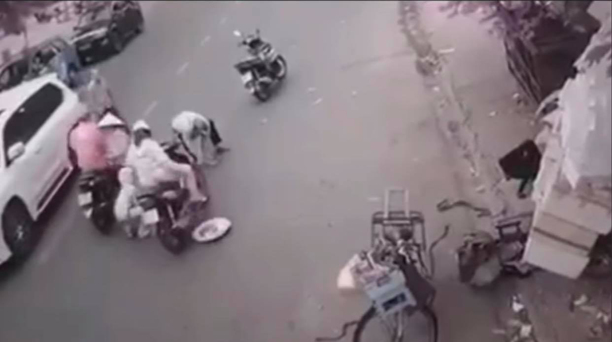Công an truy tìm nhóm người hôi 30 triệu đồng của cô gái trẻ đánh rơi trên đường - Ảnh 1.