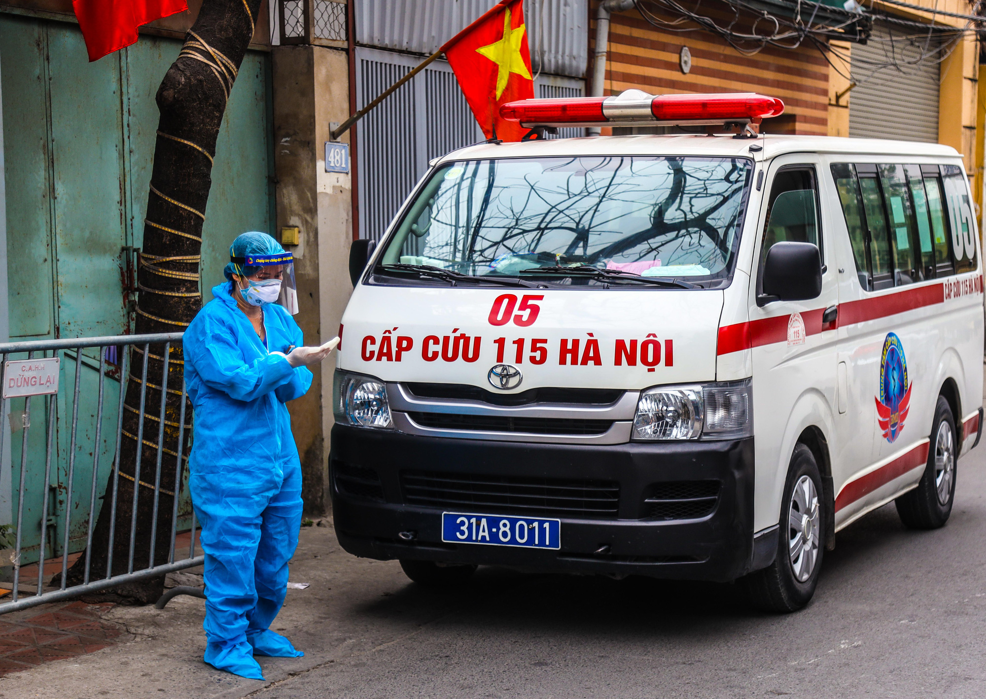 CLIP: Đưa bố mẹ bệnh nhân 1584 ở Hà Nội đi cách ly tập trung - Ảnh 3.