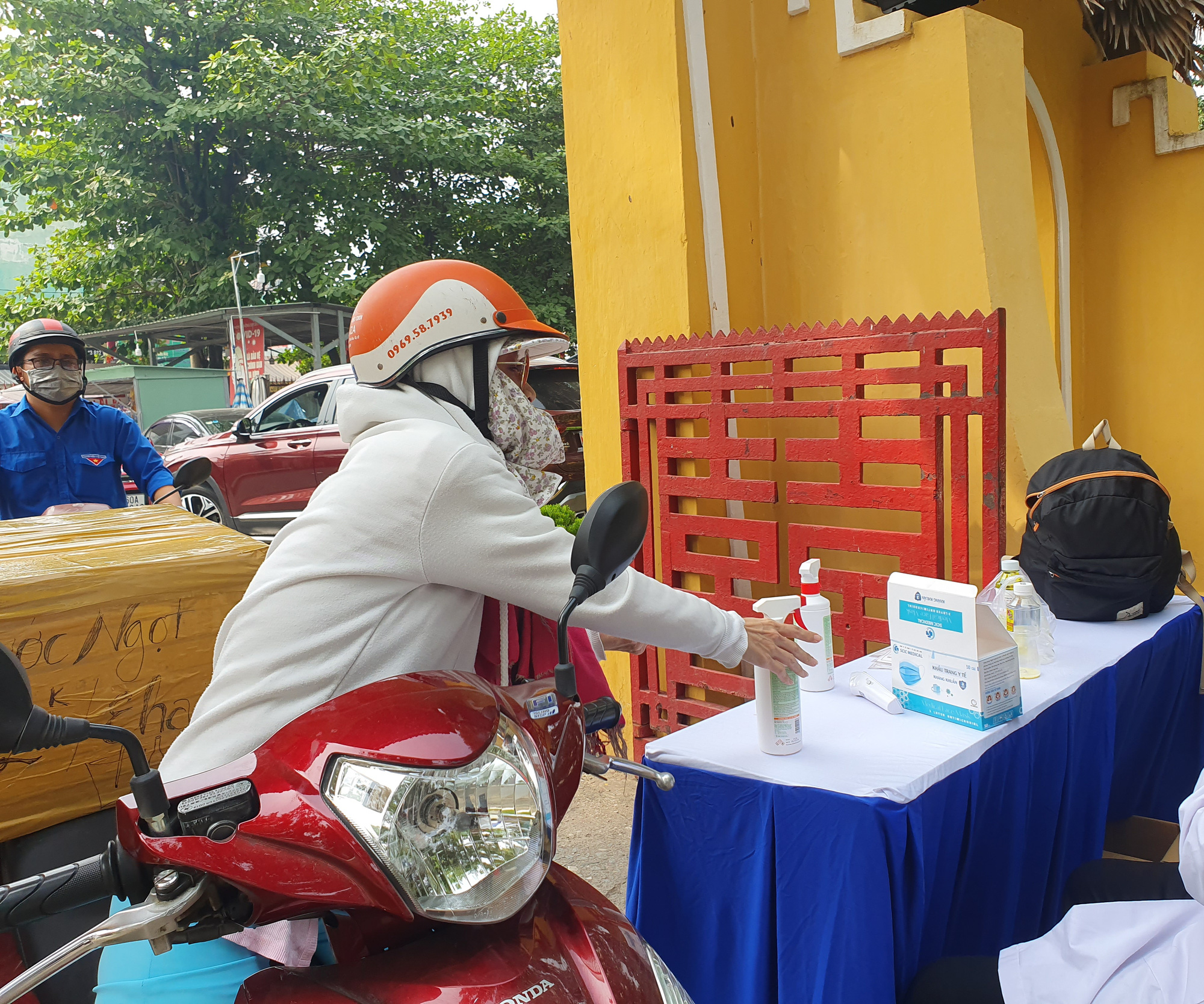 TP HCM: &Ocirc;ng đồ, tiểu thương, người d&acirc;n đi chơi Tết... đều đeo khẩu trang ph&ograve;ng dịch - Ảnh 10.