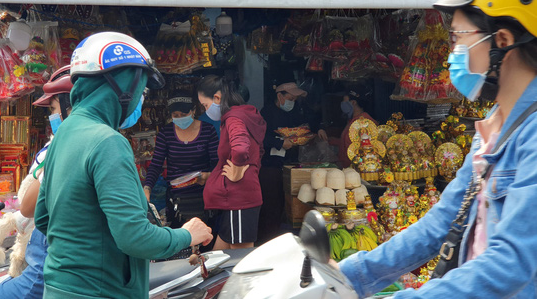 TP HCM: &Ocirc;ng đồ, tiểu thương, người d&acirc;n đi chơi Tết... đều đeo khẩu trang ph&ograve;ng dịch - Ảnh 13.