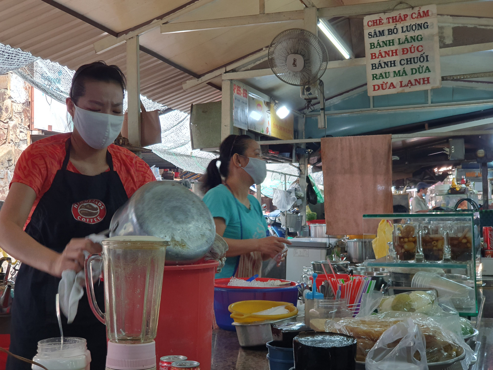 TP HCM: &Ocirc;ng đồ, tiểu thương, người d&acirc;n đi chơi Tết... đều đeo khẩu trang ph&ograve;ng dịch - Ảnh 15.