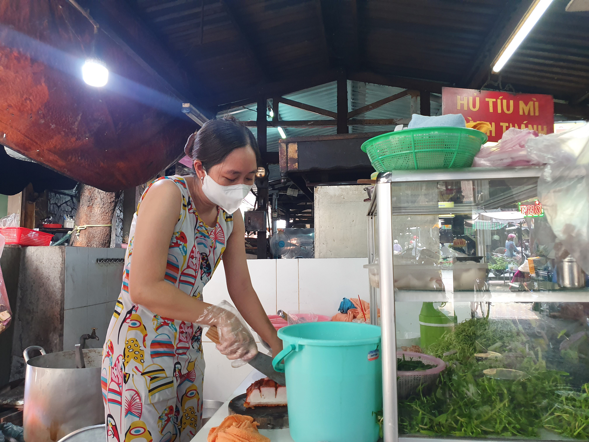 TP HCM: &Ocirc;ng đồ, tiểu thương, người d&acirc;n đi chơi Tết... đều đeo khẩu trang ph&ograve;ng dịch - Ảnh 16.