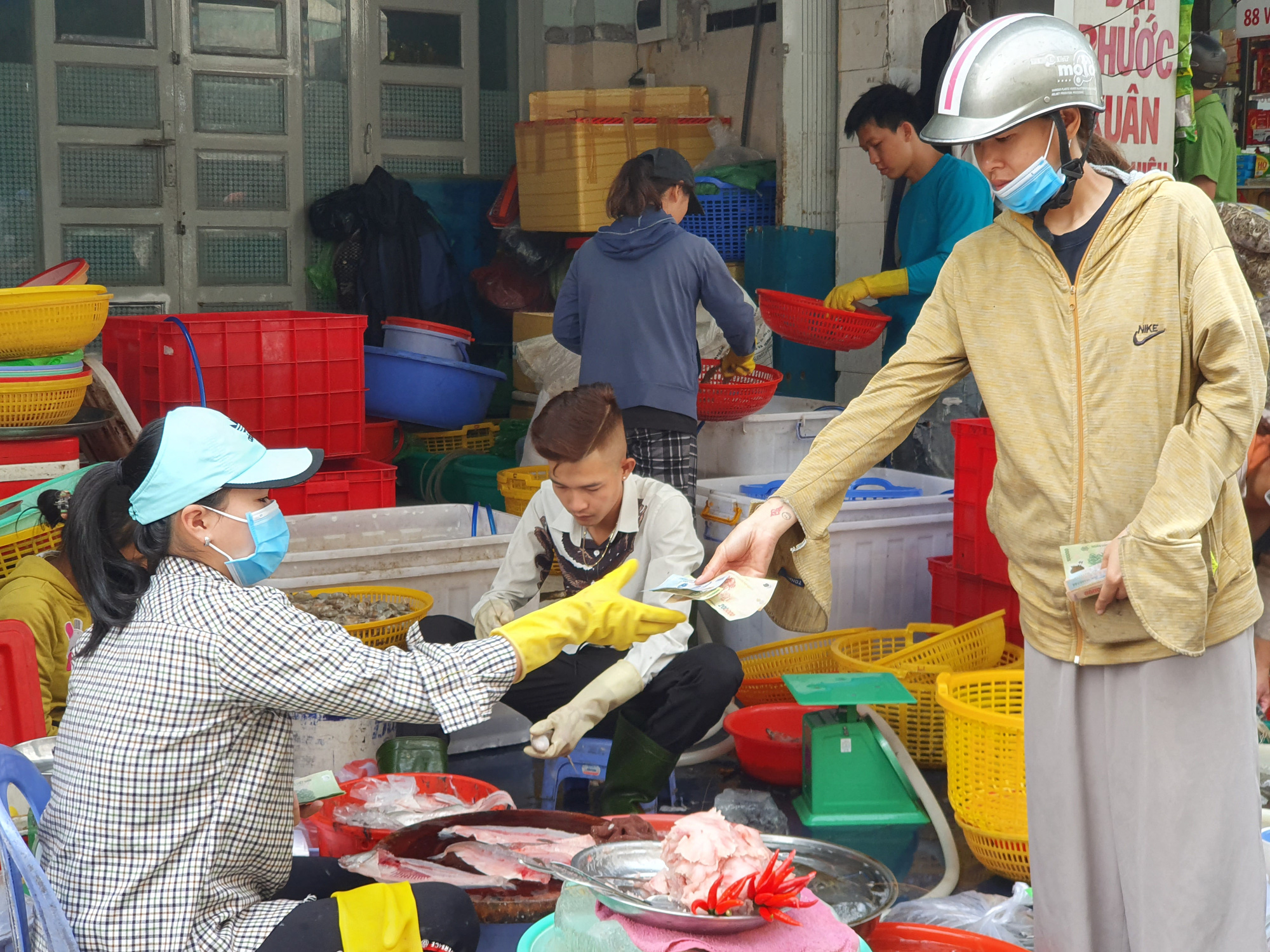 TP HCM: &Ocirc;ng đồ, tiểu thương, người d&acirc;n đi chơi Tết... đều đeo khẩu trang ph&ograve;ng dịch - Ảnh 14.