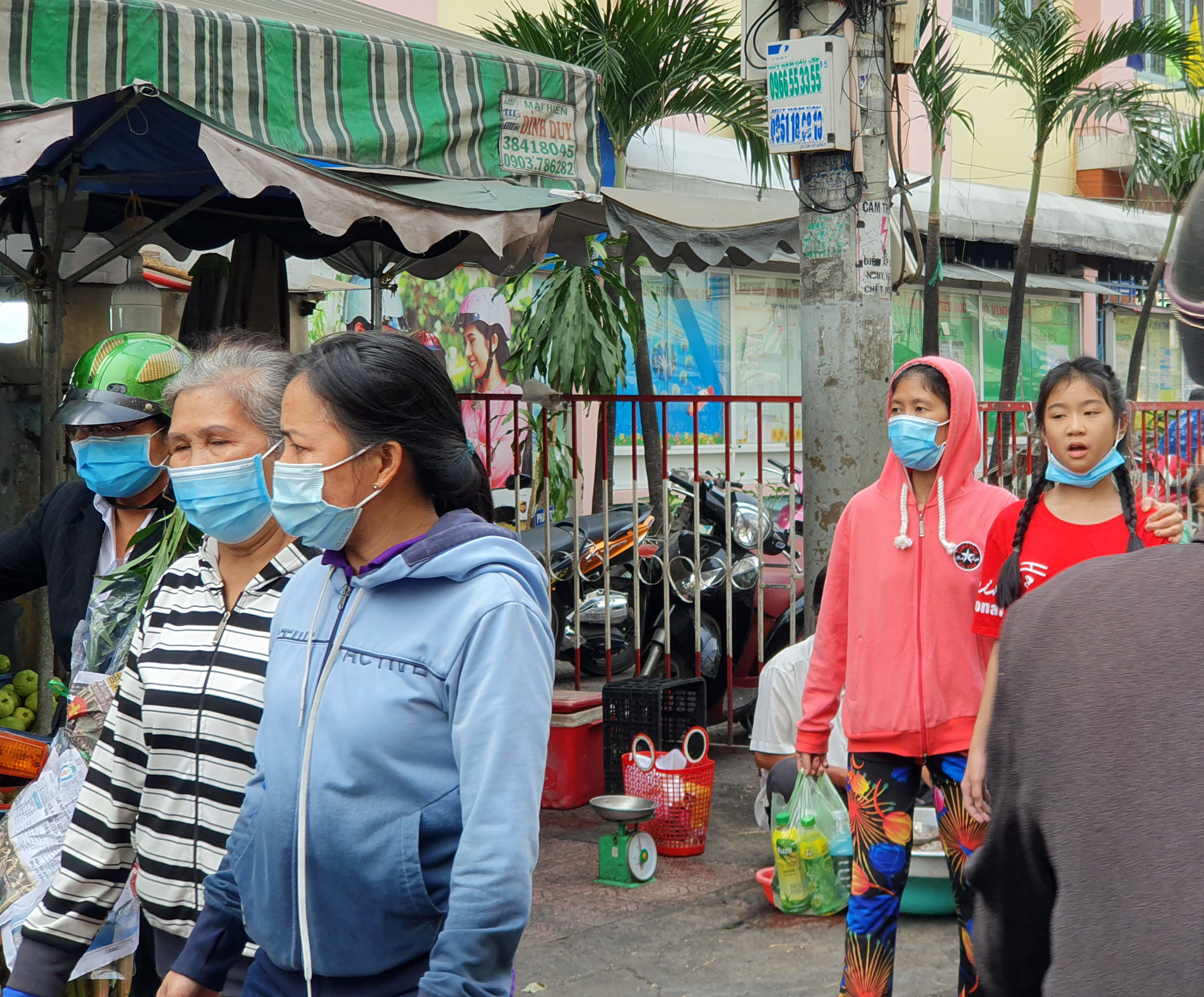 TP HCM: &Ocirc;ng đồ, tiểu thương, người d&acirc;n đi chơi Tết... đều đeo khẩu trang ph&ograve;ng dịch - Ảnh 12.