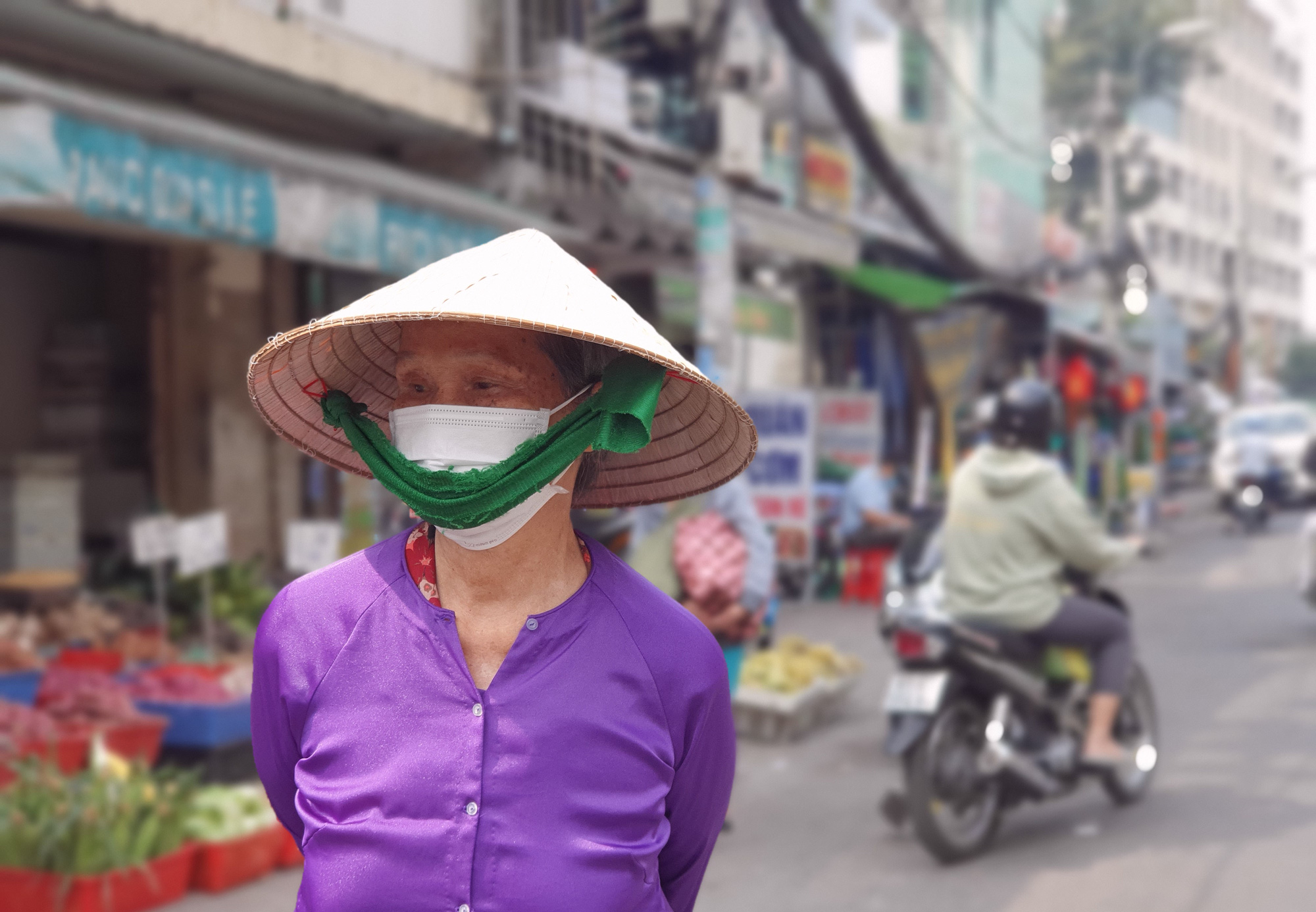 TP HCM: &Ocirc;ng đồ, tiểu thương, người d&acirc;n đi chơi Tết... đều đeo khẩu trang ph&ograve;ng dịch - Ảnh 11.