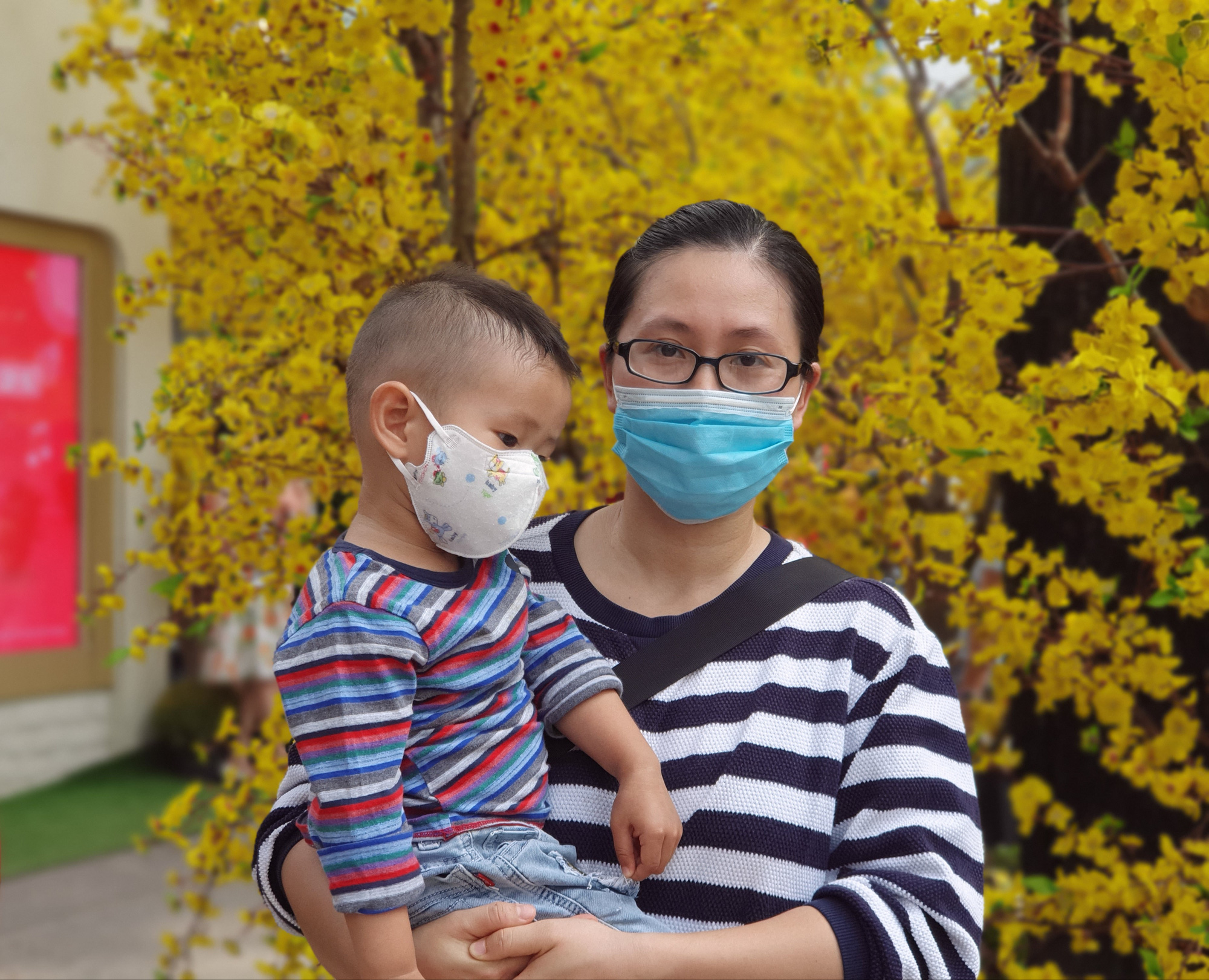 TP HCM: &Ocirc;ng đồ, tiểu thương, người d&acirc;n đi chơi Tết... đều đeo khẩu trang ph&ograve;ng dịch - Ảnh 5.