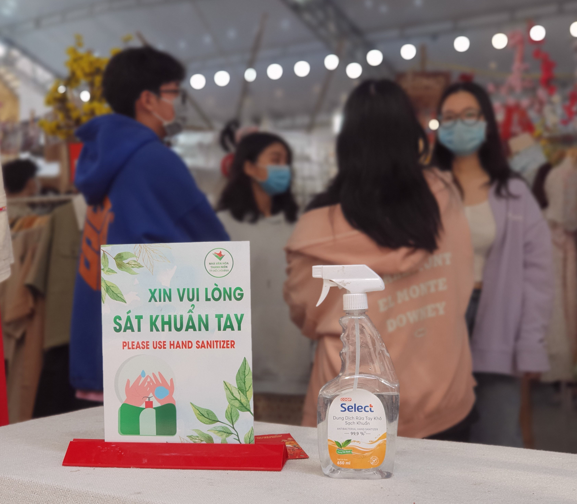 TP HCM: &Ocirc;ng đồ, tiểu thương, người d&acirc;n đi chơi Tết... đều đeo khẩu trang ph&ograve;ng dịch - Ảnh 3.
