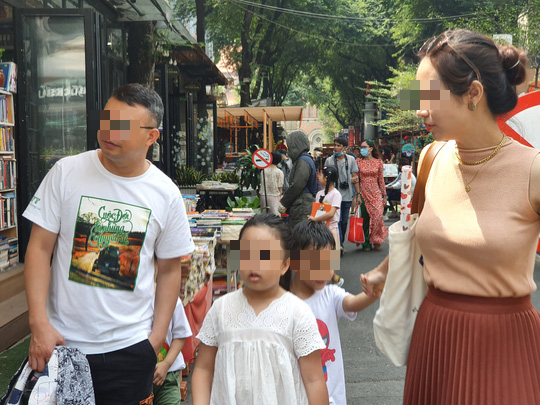 TP HCM: &Ocirc;ng đồ, tiểu thương, người d&acirc;n đi chơi Tết... đều đeo khẩu trang ph&ograve;ng dịch - Ảnh 20.