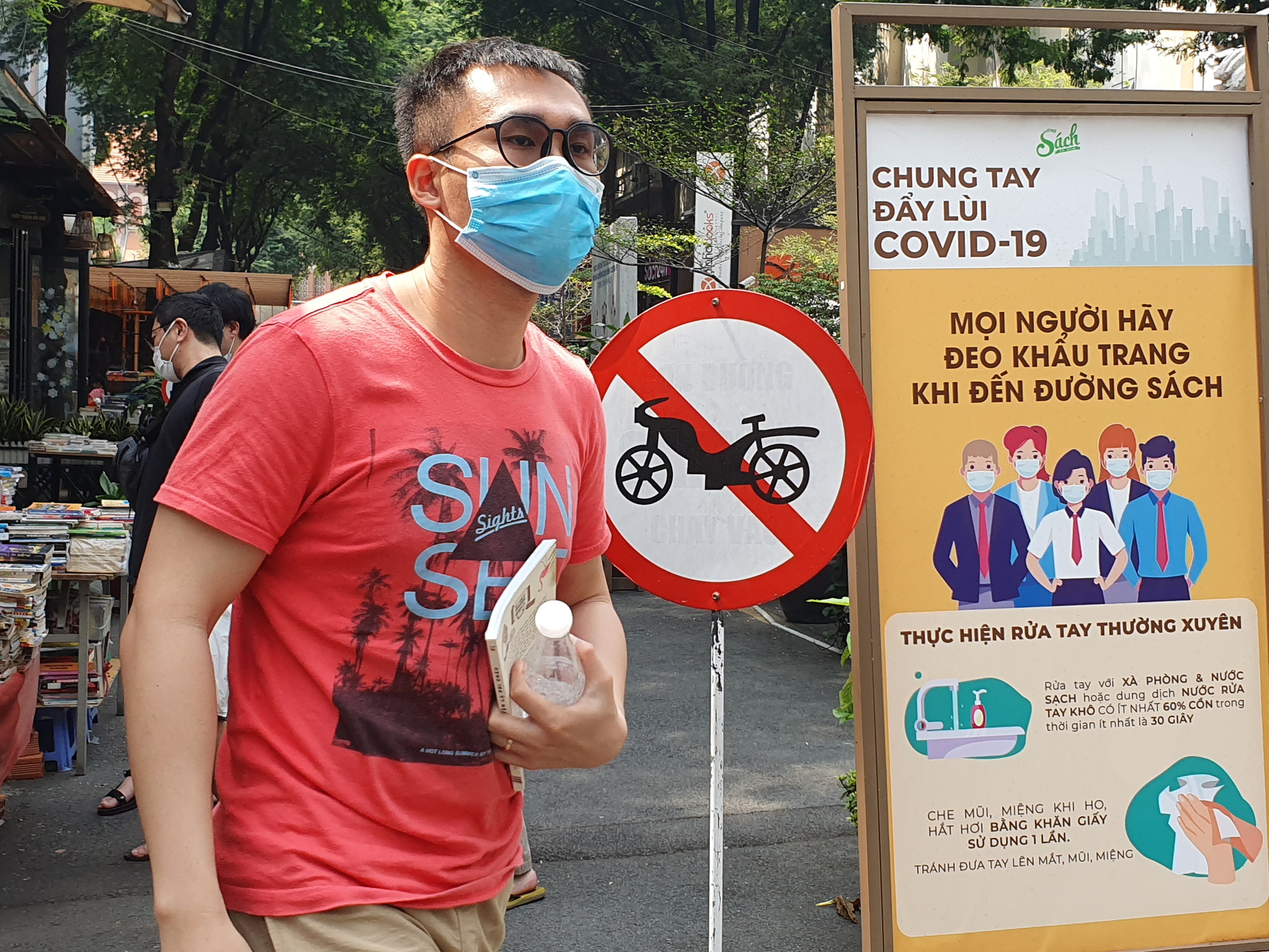 TP HCM: Ông đồ, tiểu thương, người dân đi chơi Tết... đều đeo khẩu trang phòng dịch