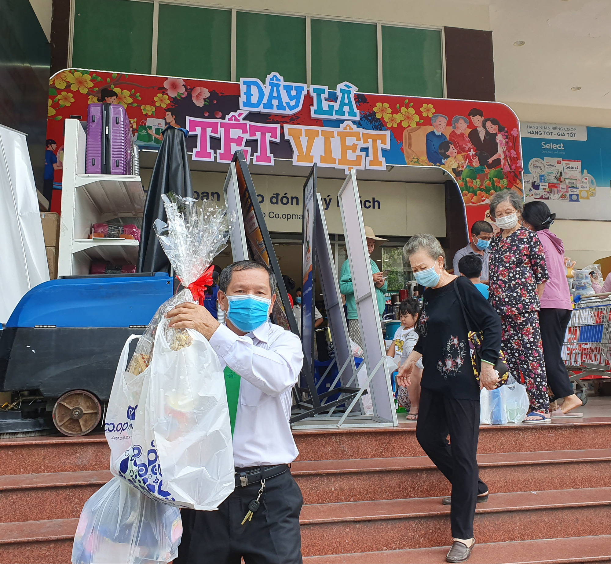 TP HCM: &Ocirc;ng đồ, tiểu thương, người d&acirc;n đi chơi Tết... đều đeo khẩu trang ph&ograve;ng dịch - Ảnh 18.