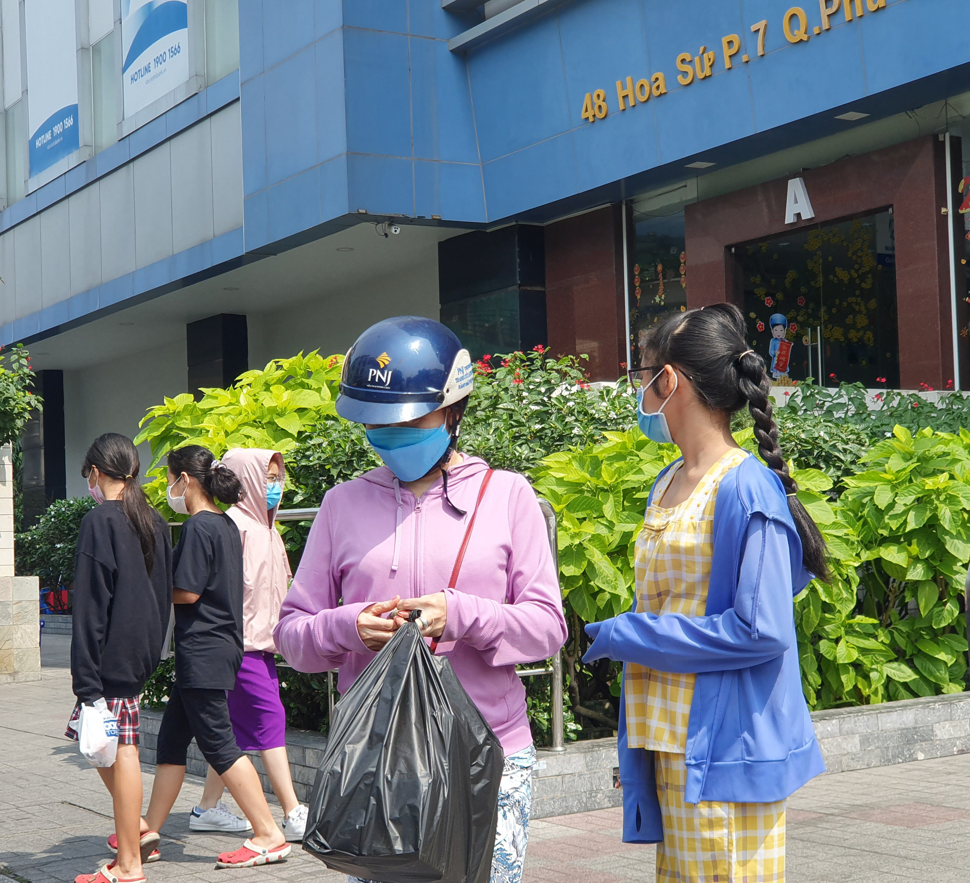 TP HCM: &Ocirc;ng đồ, tiểu thương, người d&acirc;n đi chơi Tết... đều đeo khẩu trang ph&ograve;ng dịch - Ảnh 17.