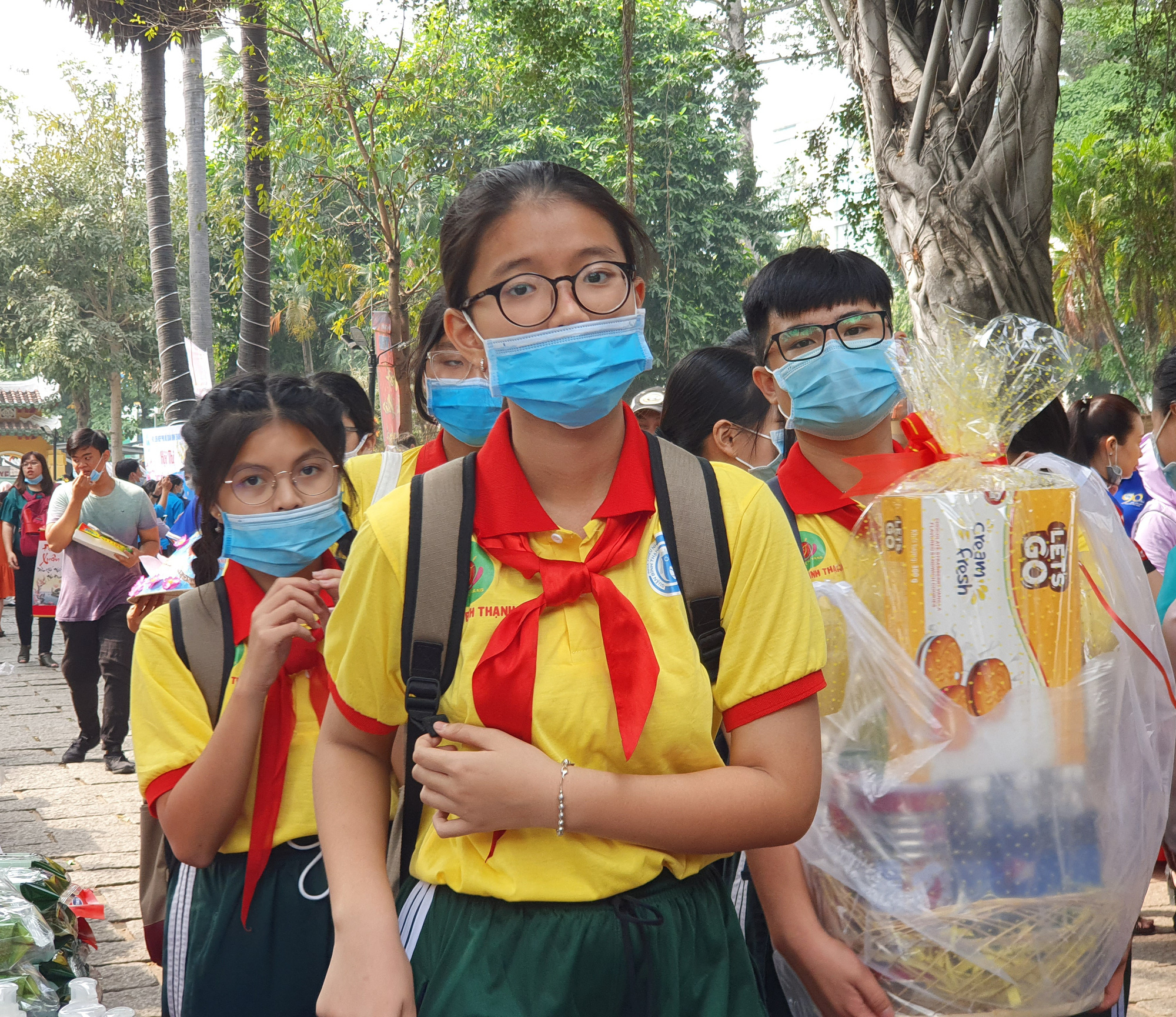 TP HCM: &Ocirc;ng đồ, tiểu thương, người d&acirc;n đi chơi Tết... đều đeo khẩu trang ph&ograve;ng dịch - Ảnh 7.
