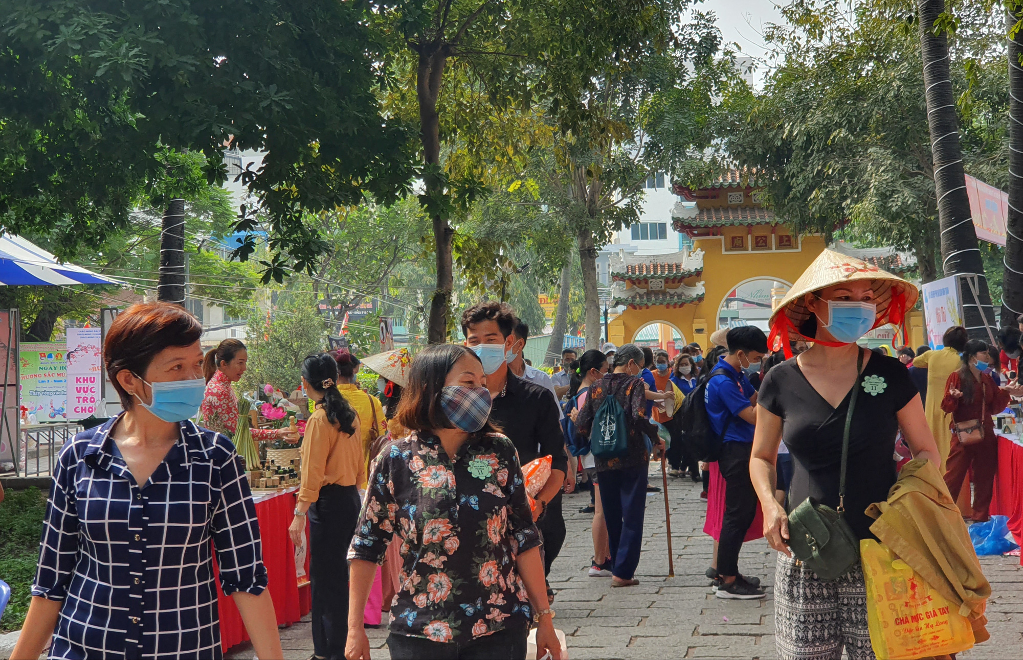 TP HCM: &Ocirc;ng đồ, tiểu thương, người d&acirc;n đi chơi Tết... đều đeo khẩu trang ph&ograve;ng dịch - Ảnh 6.