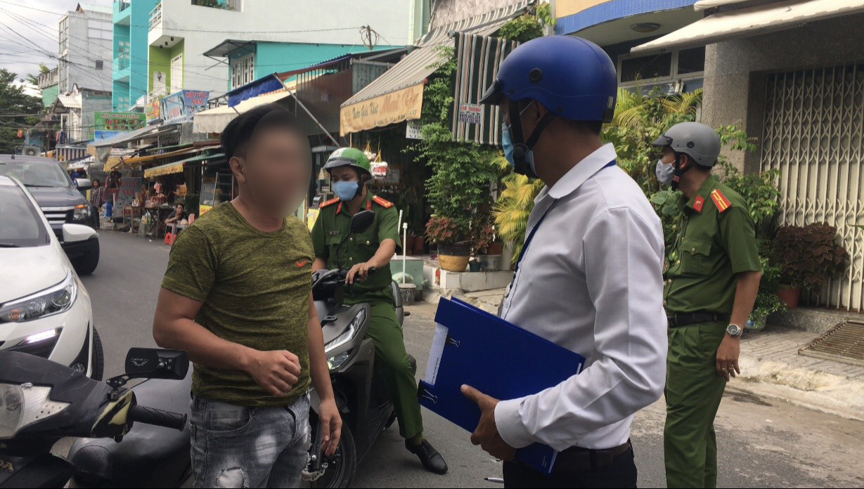TP HCM: Bắt đầu nhắc nhở, kiểm tra việc đeo khẩu trang khi ra đường