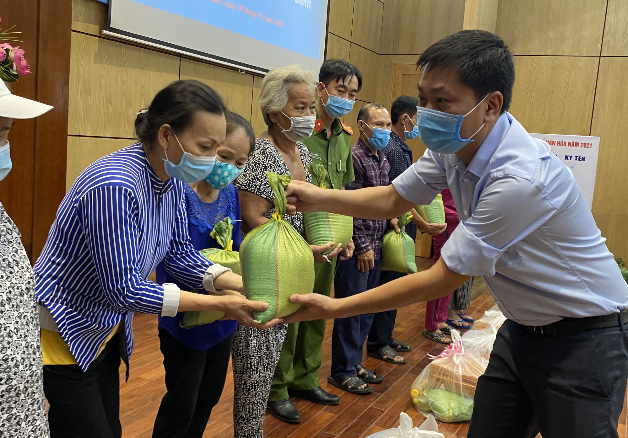 Ấm lòng phiên chợ 0 đồng những ngày cận Tết - Ảnh 3.