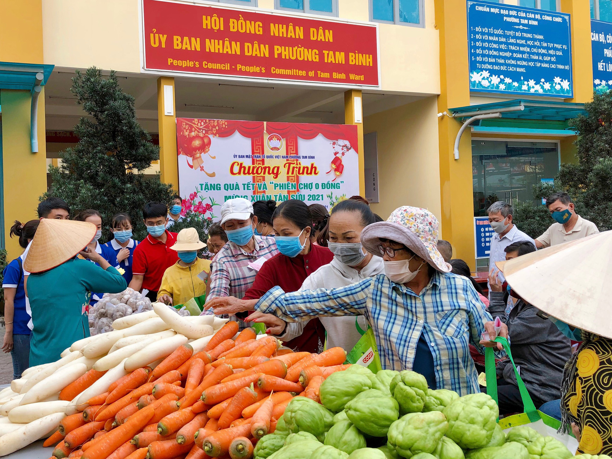 Ấm lòng "phiên chợ 0 đồng" những ngày cận Tết