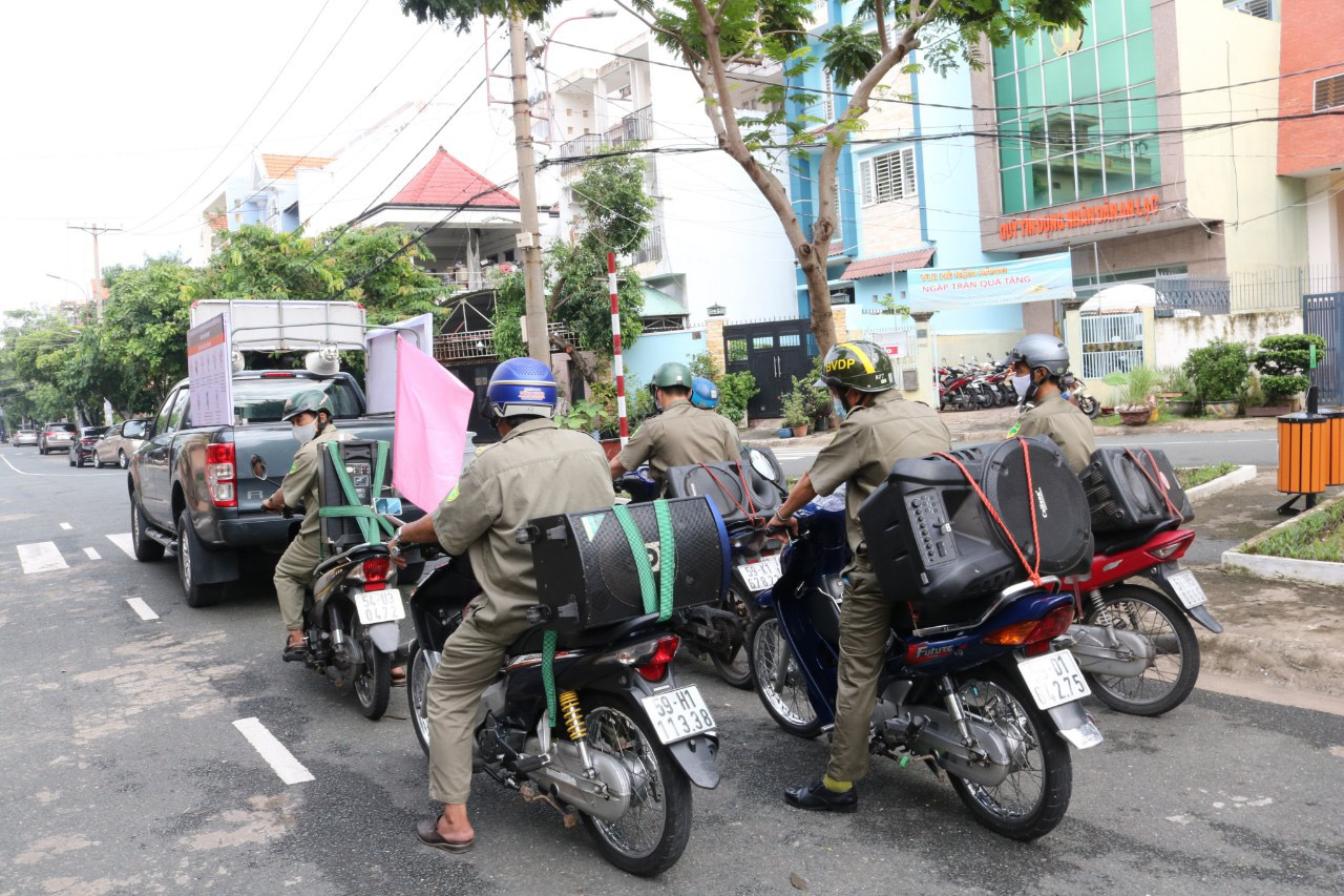 TP HCM: Bắt đầu nhắc nhở, kiểm tra việc đeo khẩu trang khi ra đường - Ảnh 3.